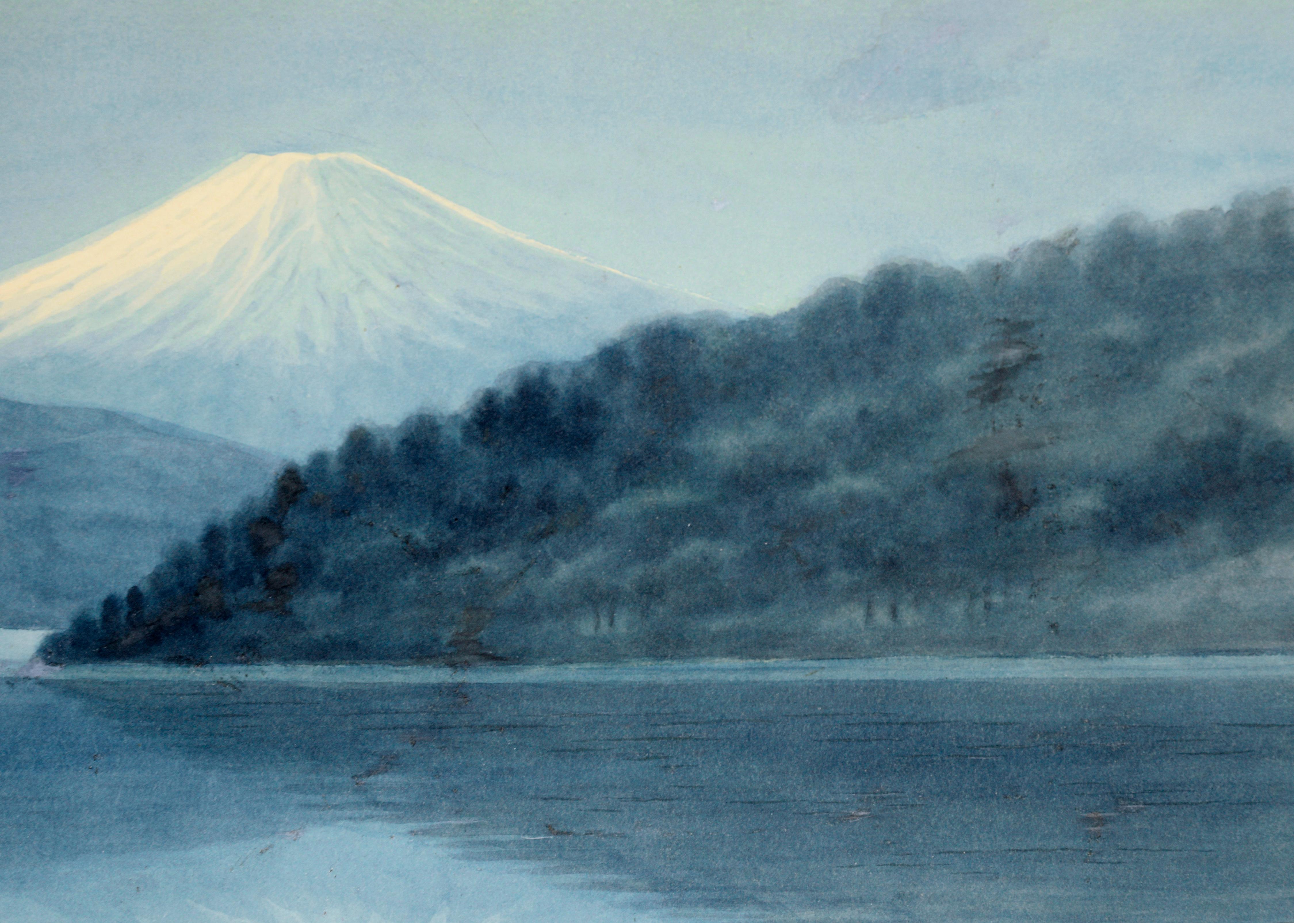 Reflection of Mt. Fuji on Lake, nach Niimi Sei – Aquarell auf Papier

Ein ruhiges Aquarell in gedämpften Blau- und Grüntönen, das Japans Wahrzeichen, den Berg Fuji, darstellt. Der Berg erhebt sich hinter einem gläsernen See mit zwei Segelbooten aus
