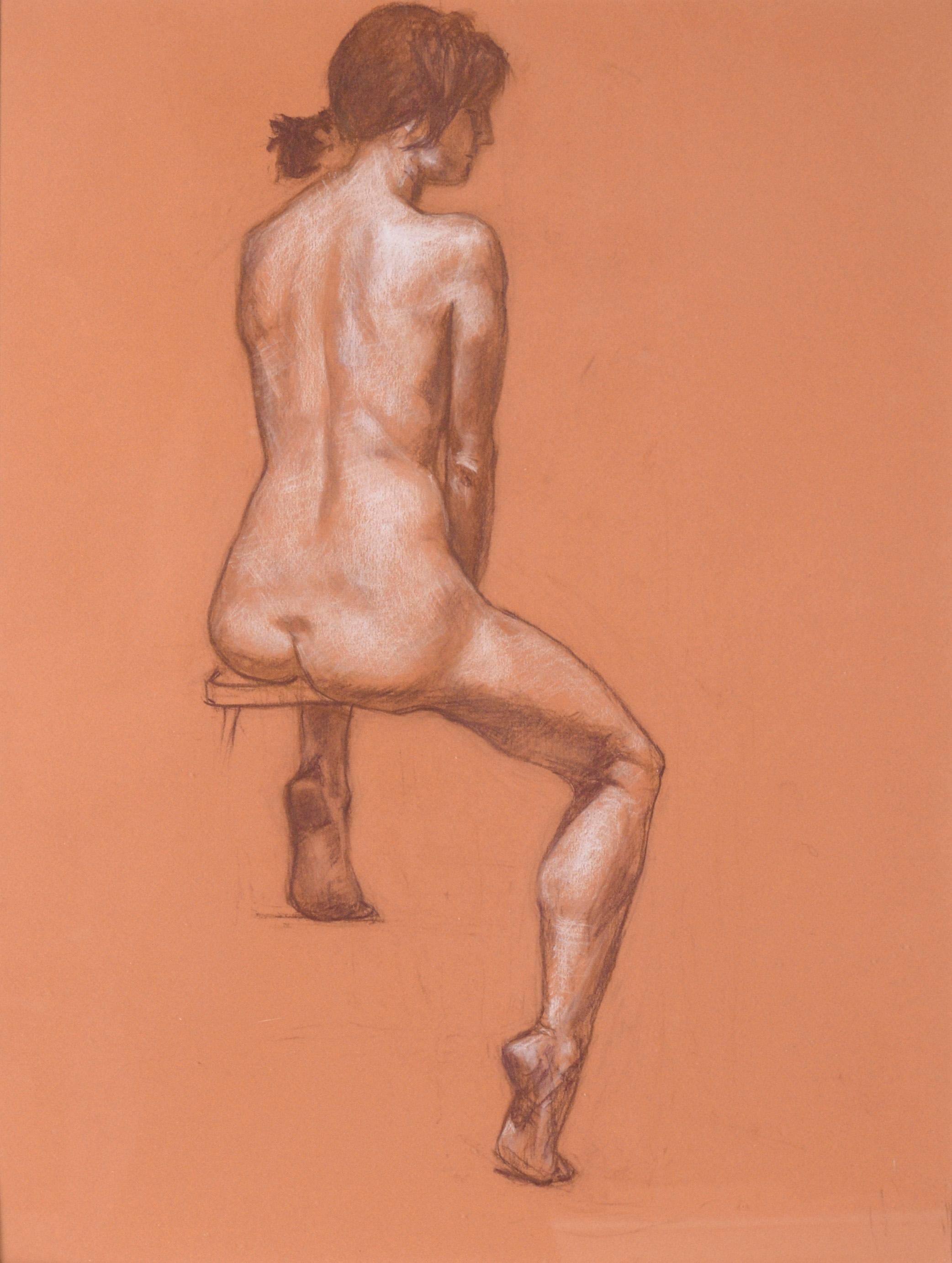 « Figure assise » au crayon au pastel et à la couleur sur papier - Art de George Wishon