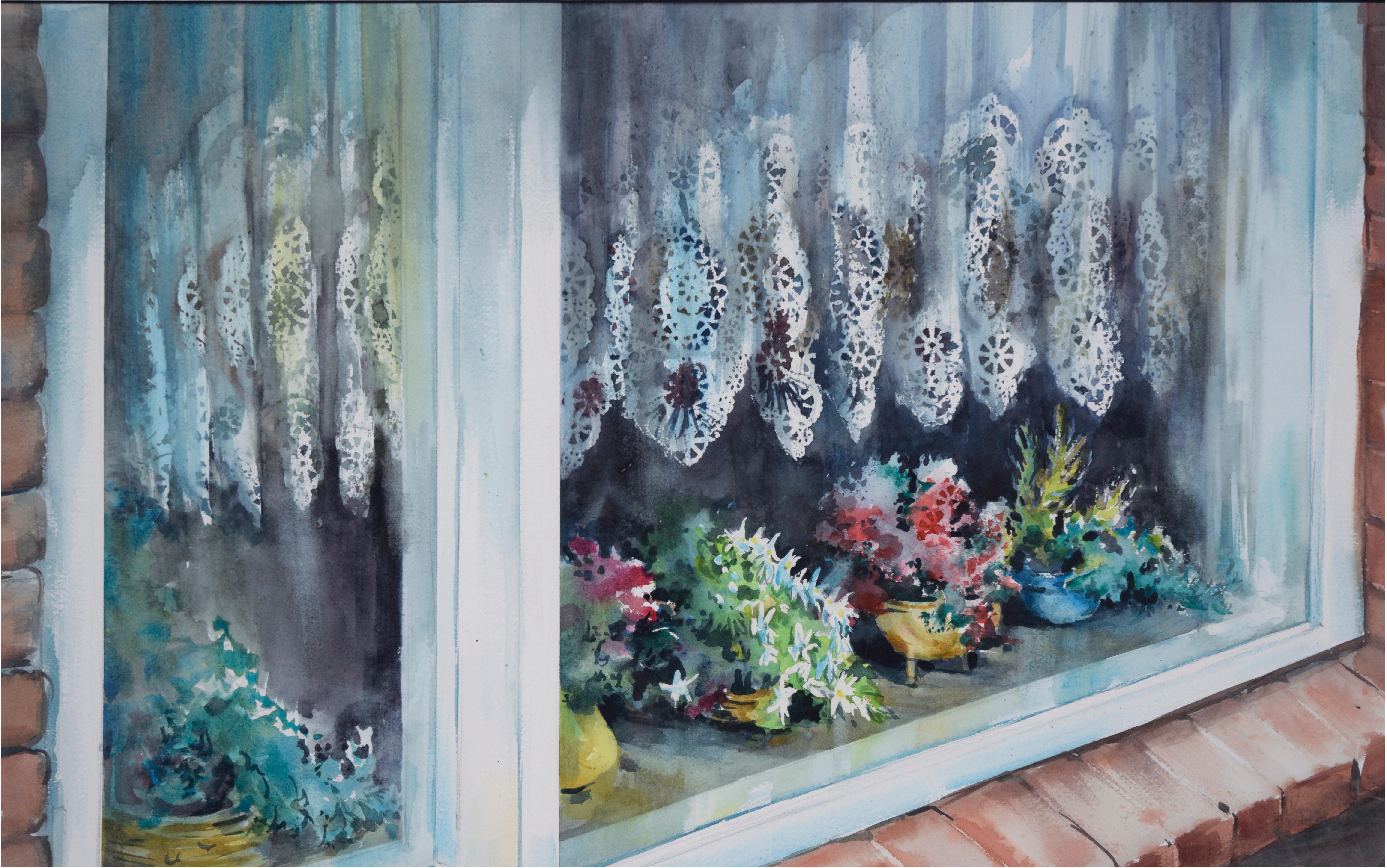 Nature morte originale à grande échelle -- rebord de fenêtre avec fleurs et rideaux de dentelle - Art de Kay Duffy