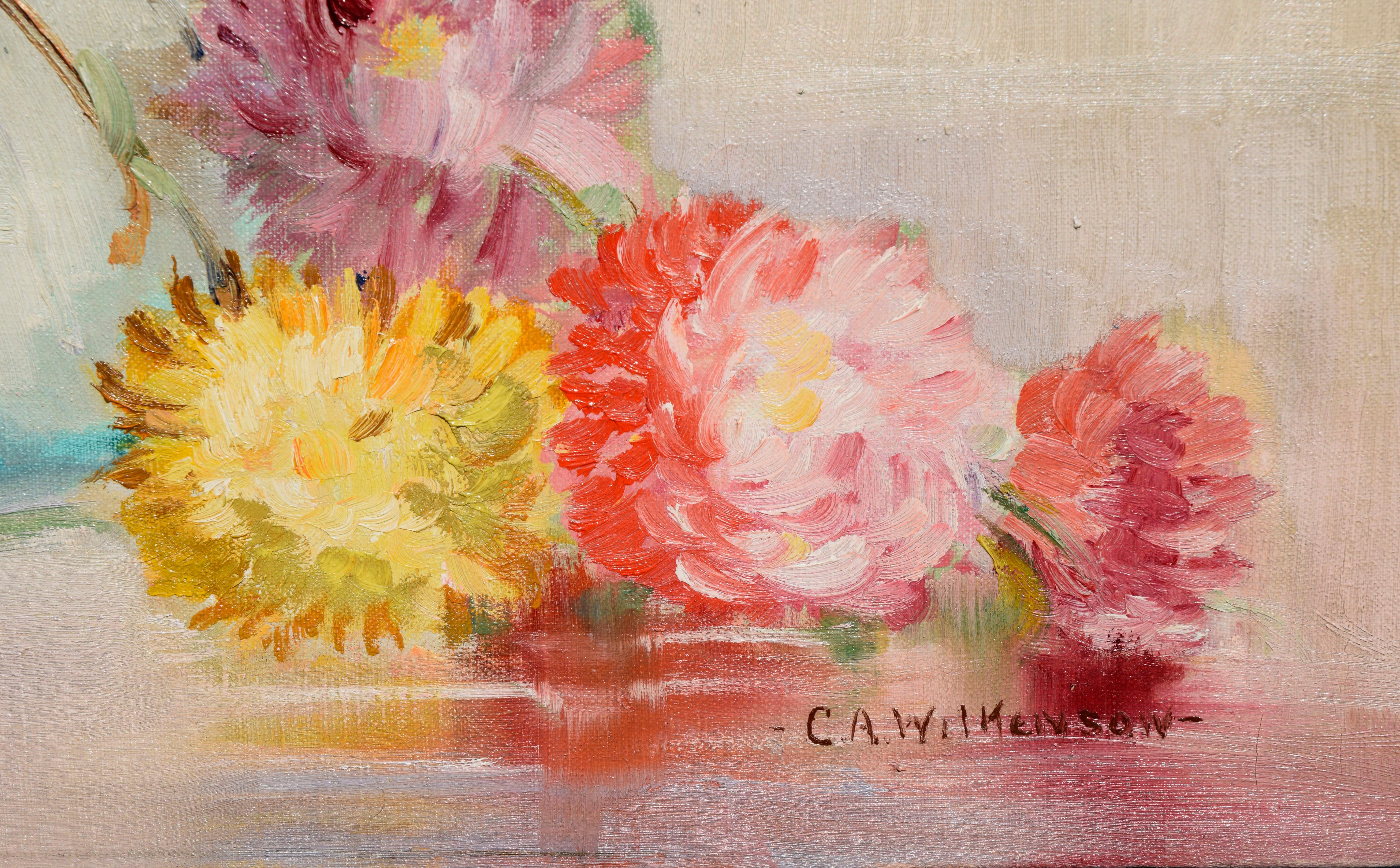 Vibrante nature morte florale du milieu du siècle représentant un bouquet de chrysanthèmes dans un vase trapézoïdal de style déco classique par C.A. Wilkenson (Américain, 20e siècle), vers 1960. Signé 
