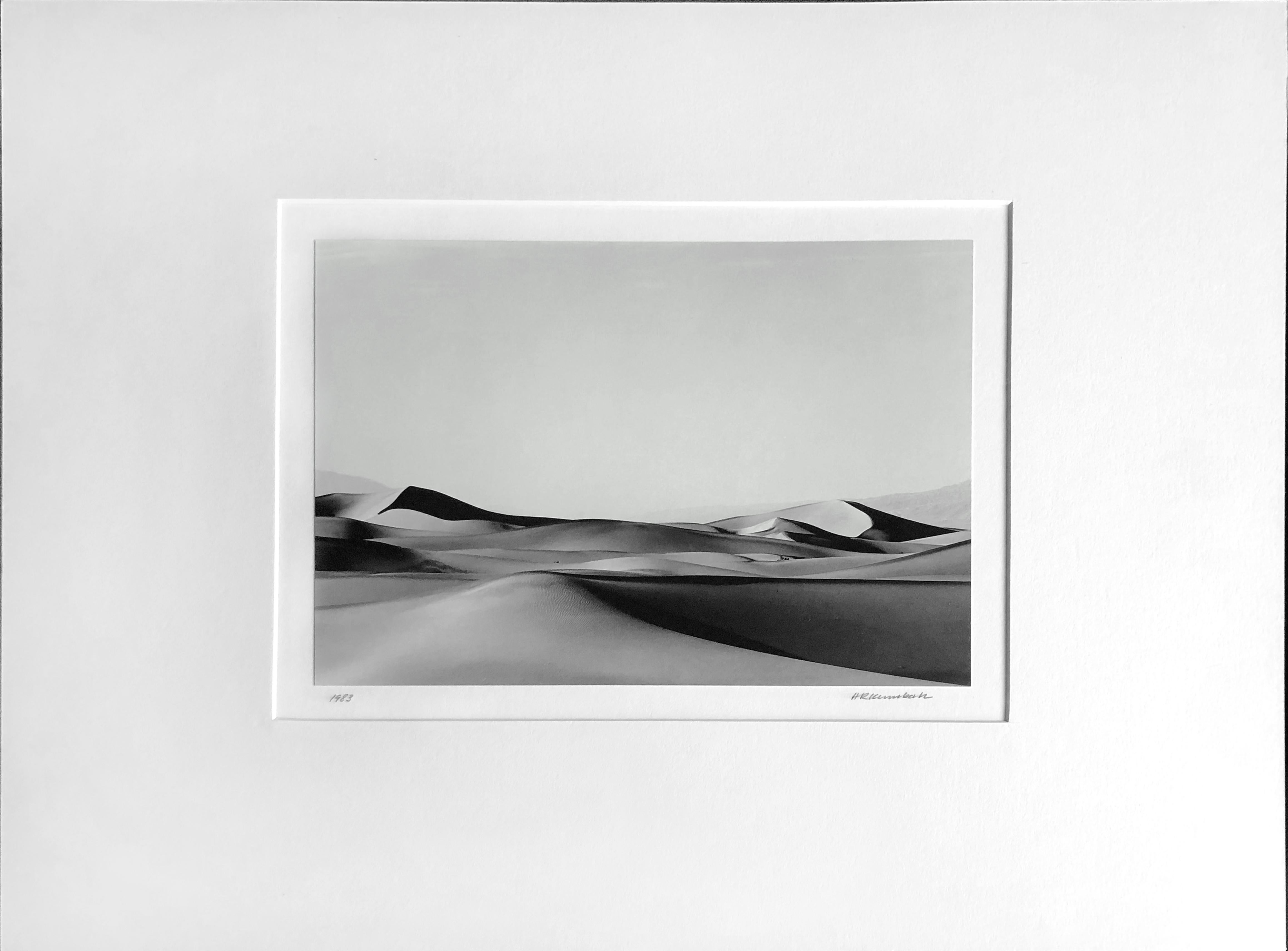 « Sand Dunes Death Valley » - Photographie de paysage minimaliste en noir et blanc du désert - Gris Landscape Photograph par Harry R. Kimball