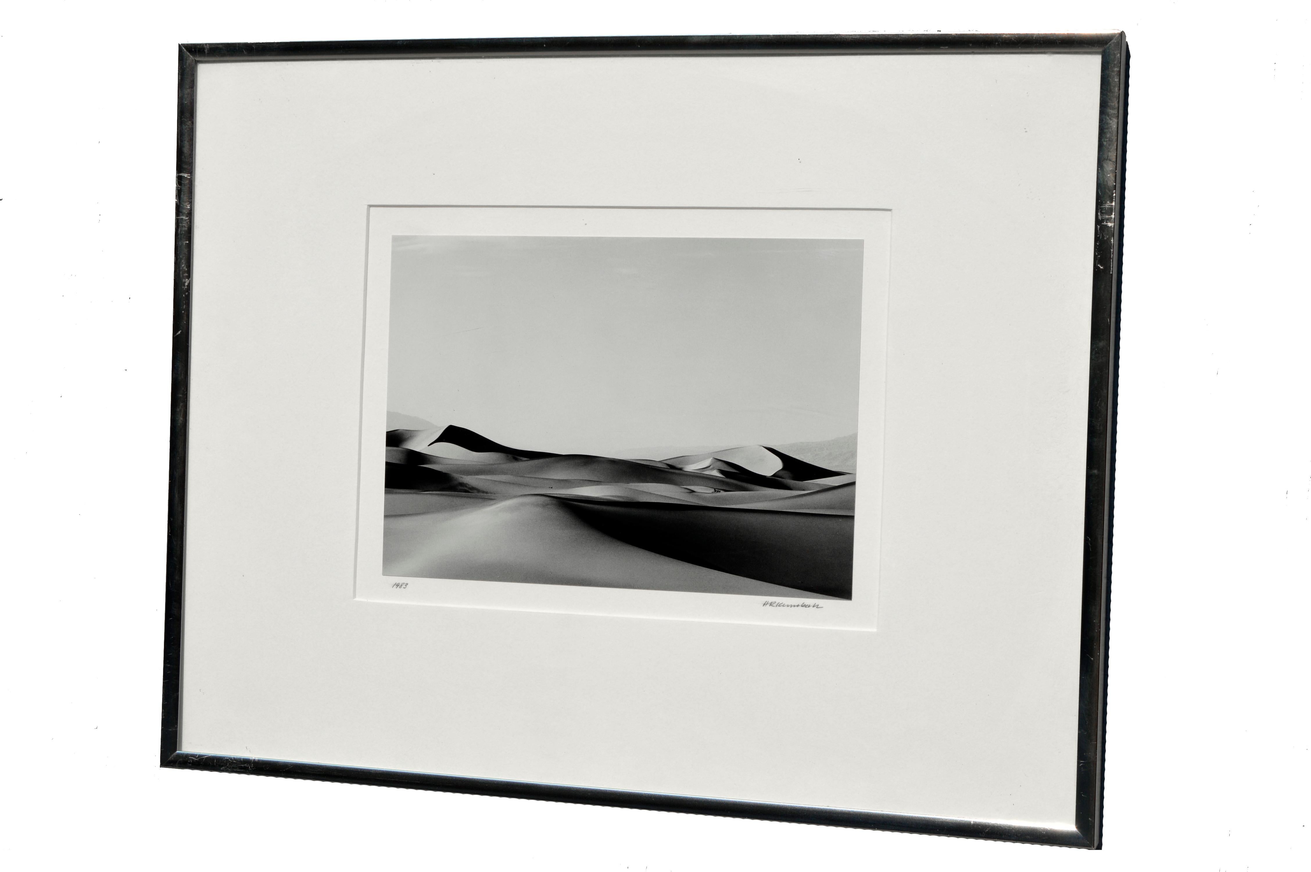 „Sand Dunes Death Valley“ – minimalistische Schwarz-Weiß-Landschaftsfotografie (Fotorealismus), Photograph, von Harry R. Kimball