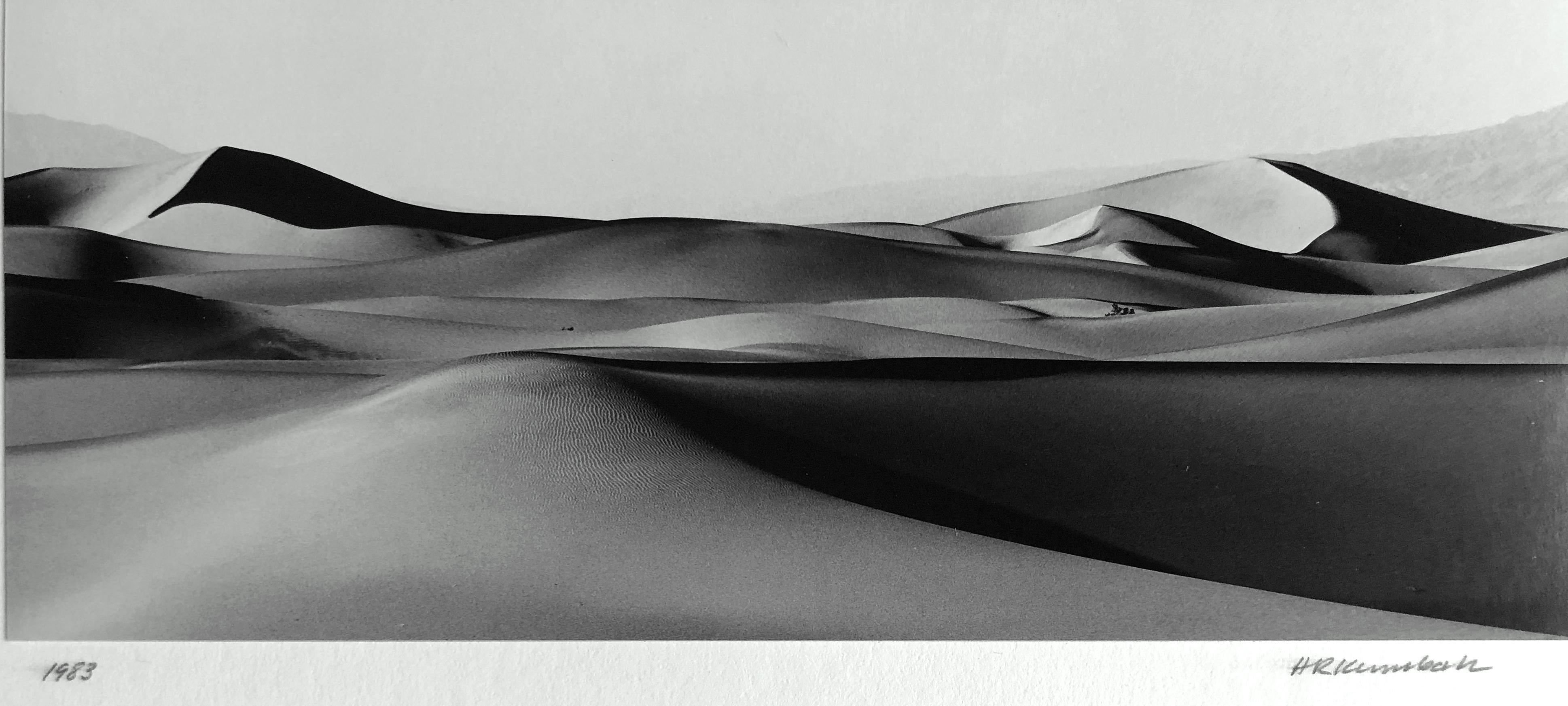 „Sand Dunes Death Valley“ – minimalistische Schwarz-Weiß-Landschaftsfotografie (Grau), Landscape Photograph, von Harry R. Kimball