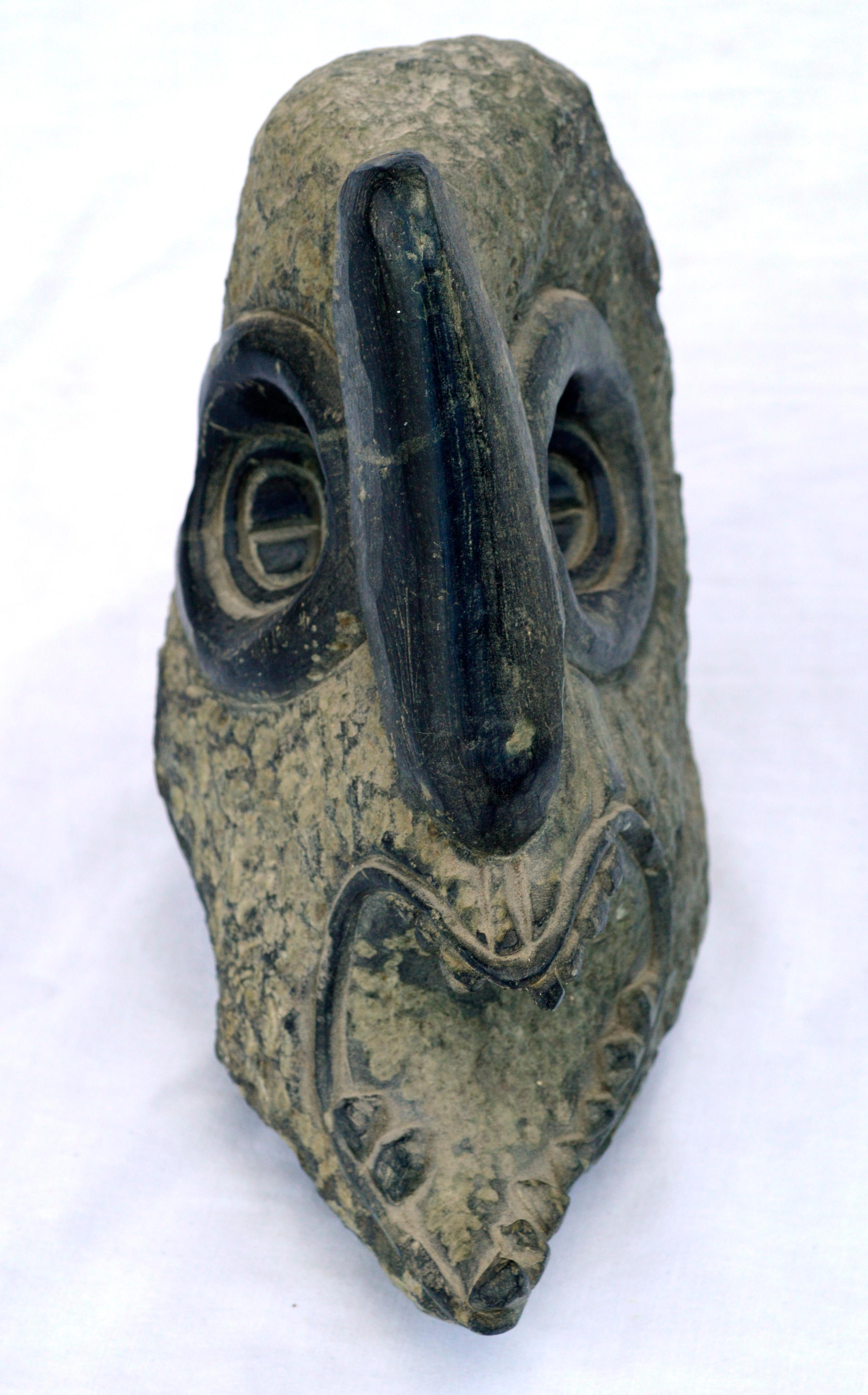 Sculpture abstraite figurative évocatrice de la tête d'une créature tribale par Nathaniel Sirles (américain, né en 1954). Signé et daté 
