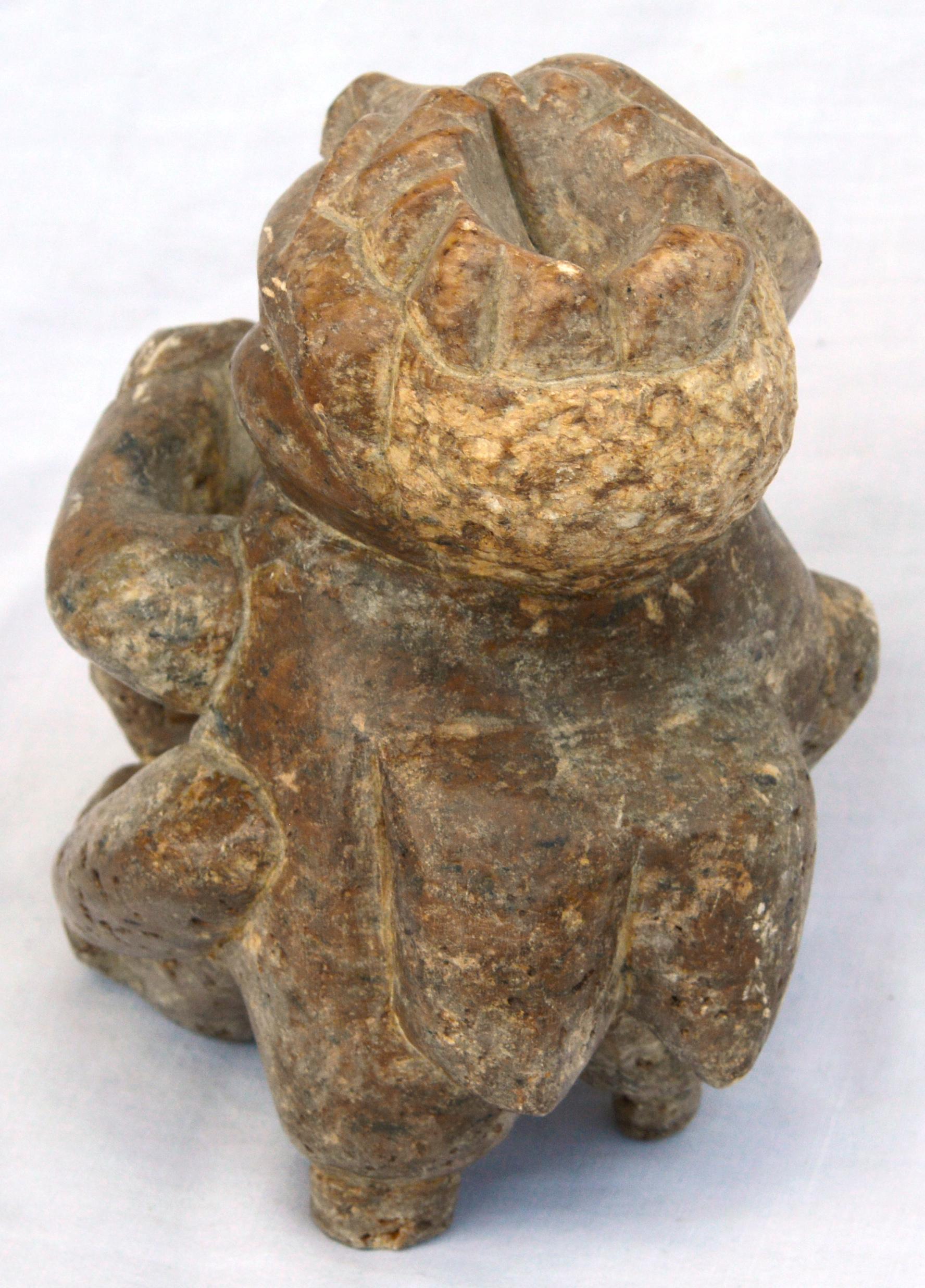 Hombre de cuatro brazos con tambor, escultura abstracta figurativa tribal en venta 1