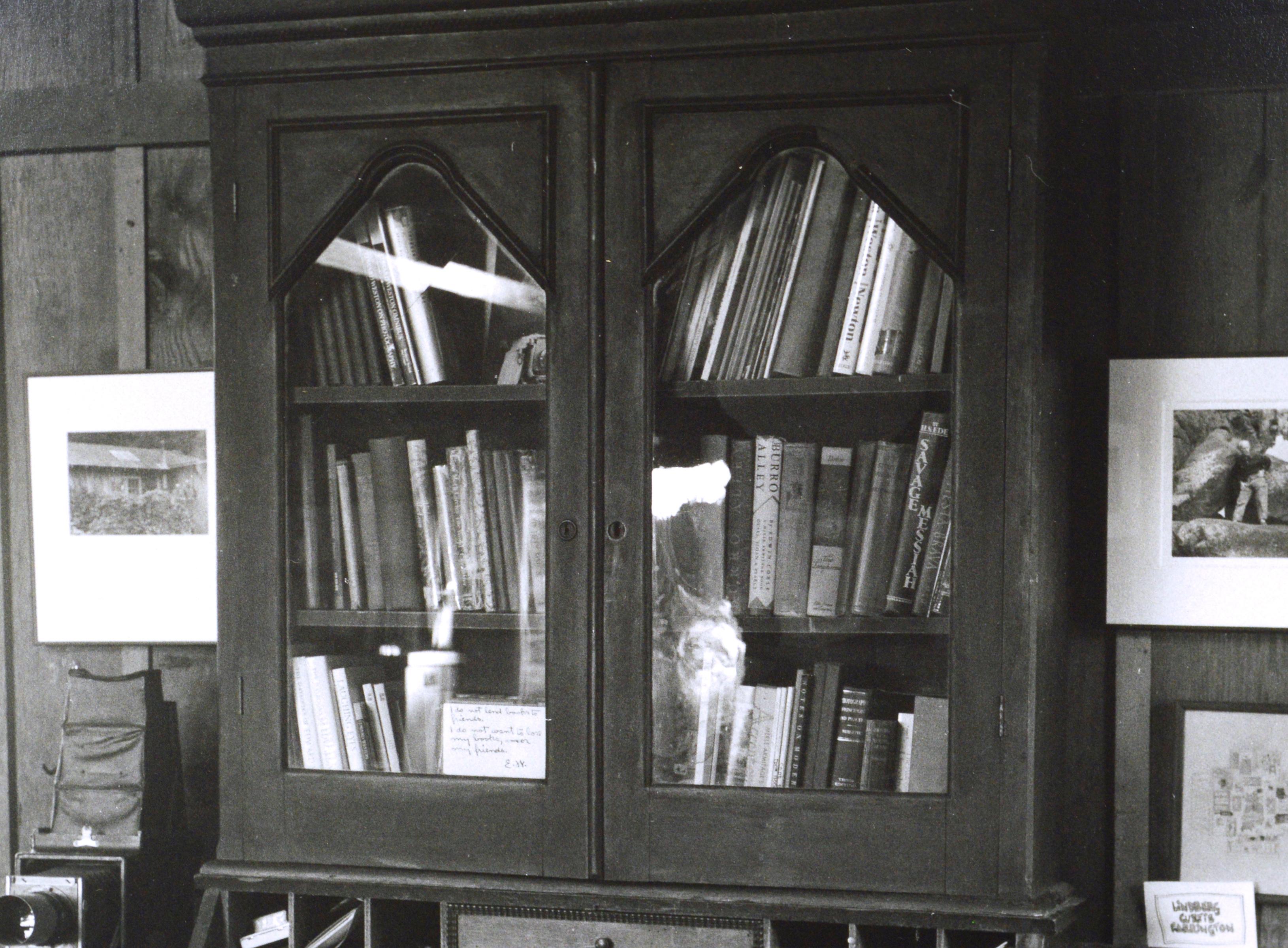 Schreibtisch von Edward Weston, Schwarz-Weiß-Fotografie, Wild Cat Hill (Realismus), Photograph, von Kim Weston