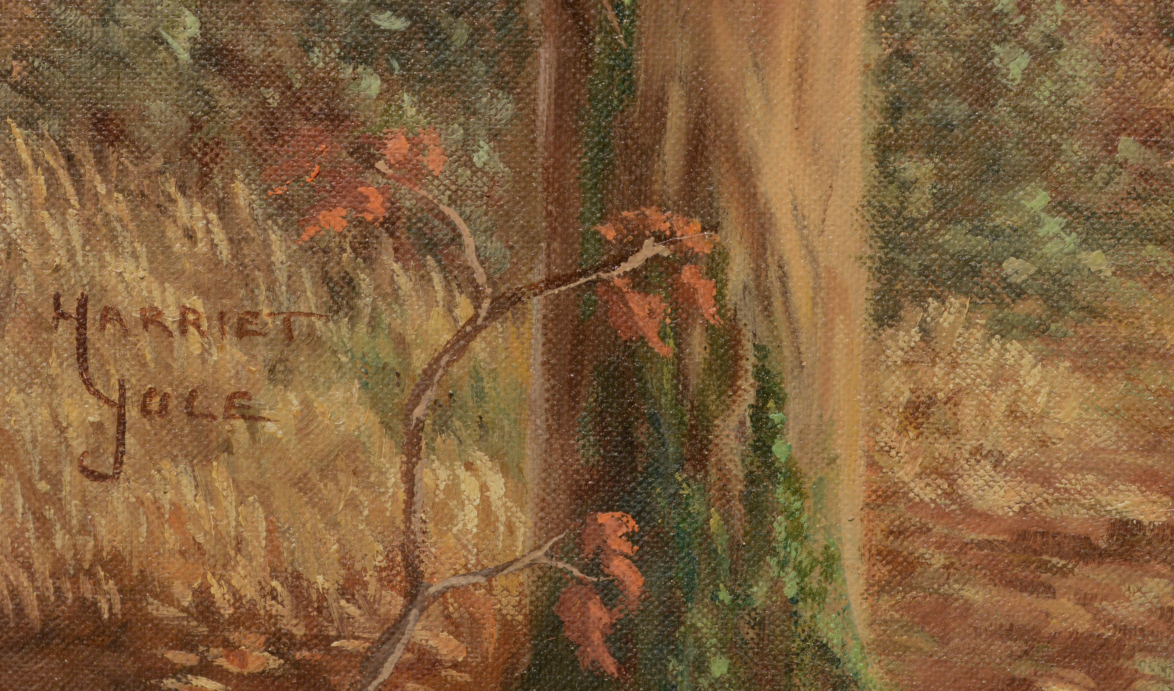 Paysage très détaillé du milieu du siècle représentant une glorieuse scène d'automne, d'un ruisseau tranquille coulant à travers une forêt pleine d'arbres au feuillage automnal doré, par Harriet Yule (Américaine, 1911-2001). Signé 