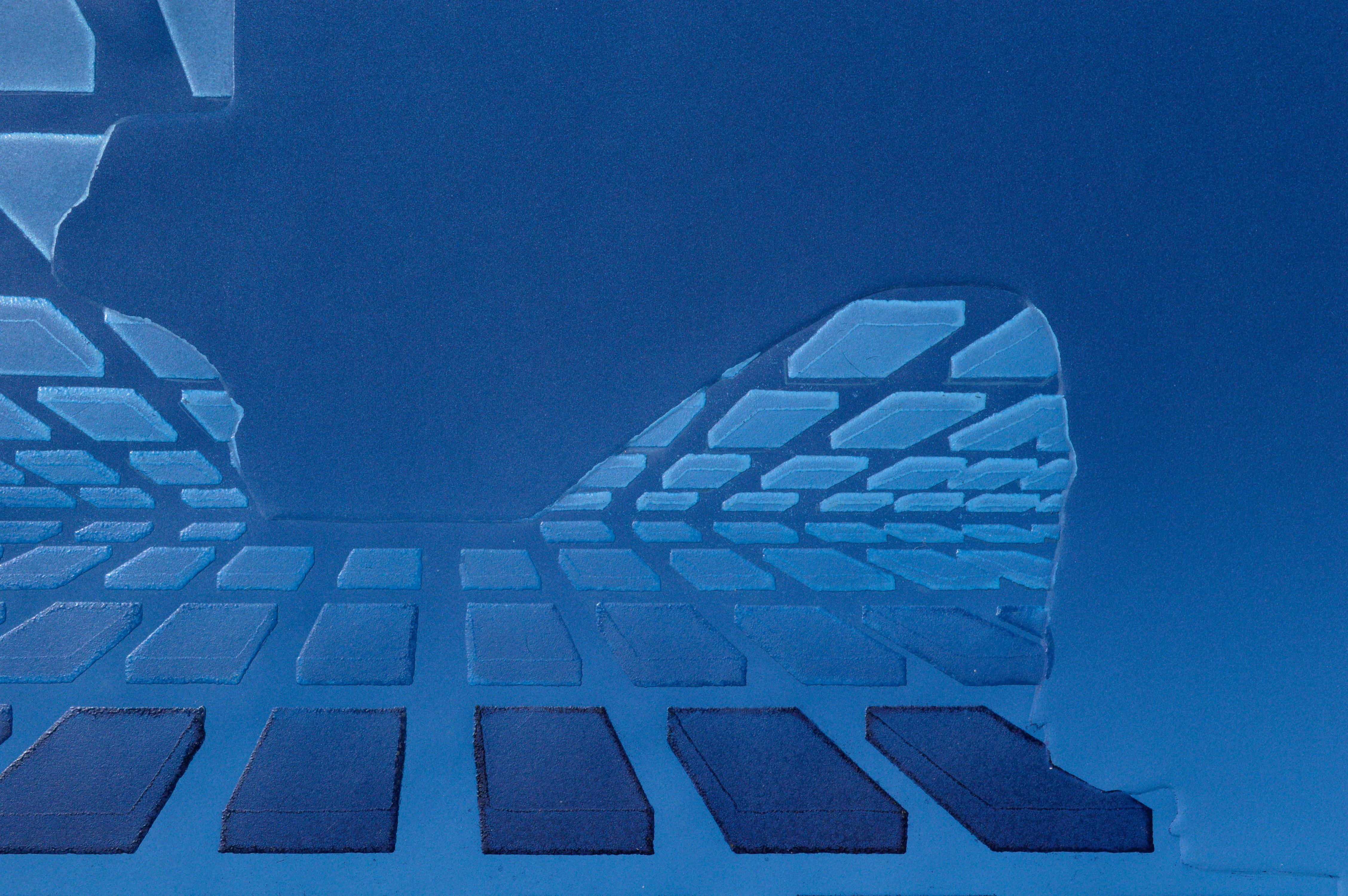„Chac #2“ – Himmelblaue geometrische Mailänder Chac-Mool-Lithographie (Geometrische Abstraktion), Print, von Marilyn Kruger