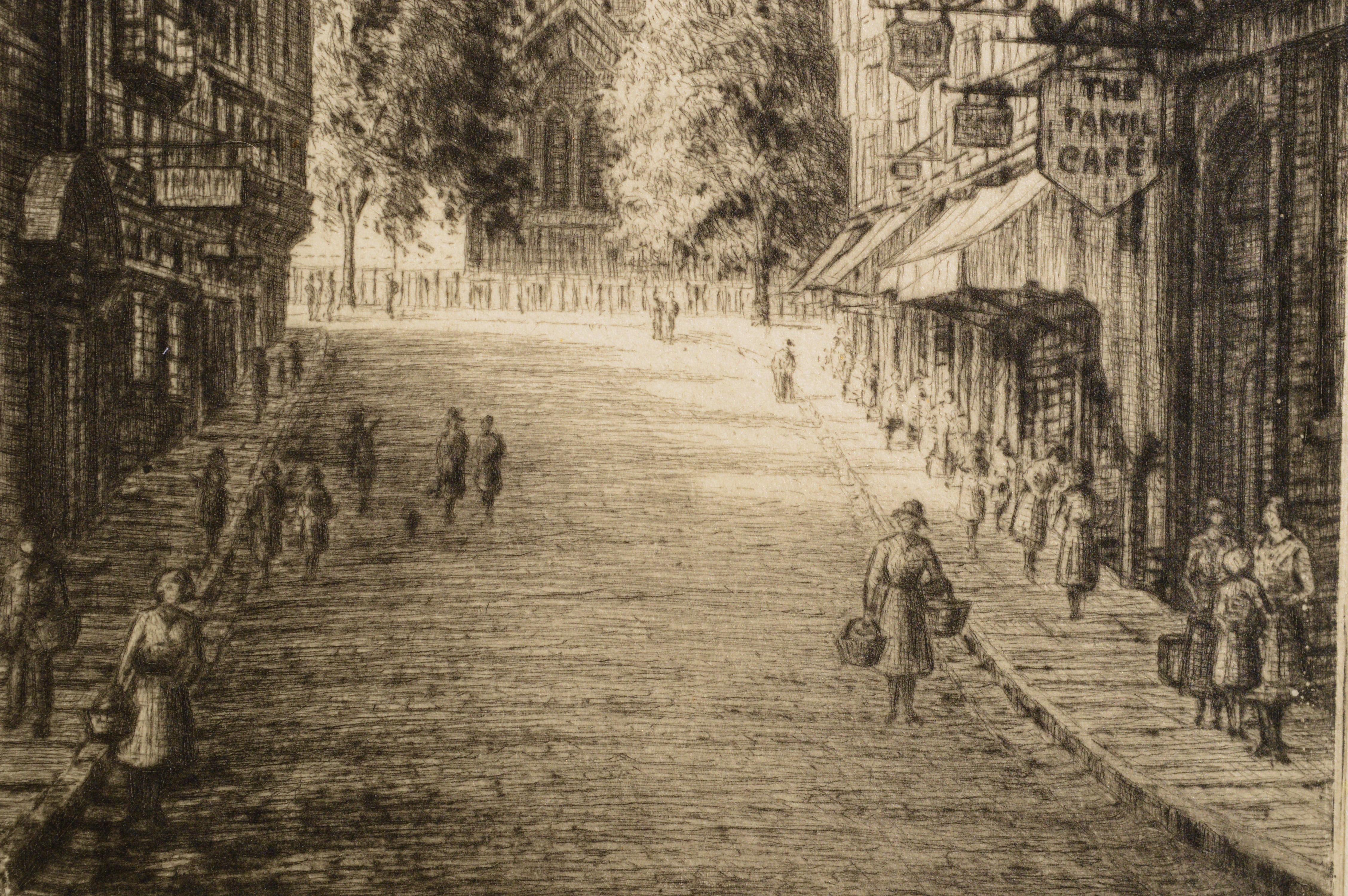 Scène de rue britannique du début du 20e siècle - Gravure figurative de paysage des années 1920 - Beige Landscape Print par E. Mary Shelley