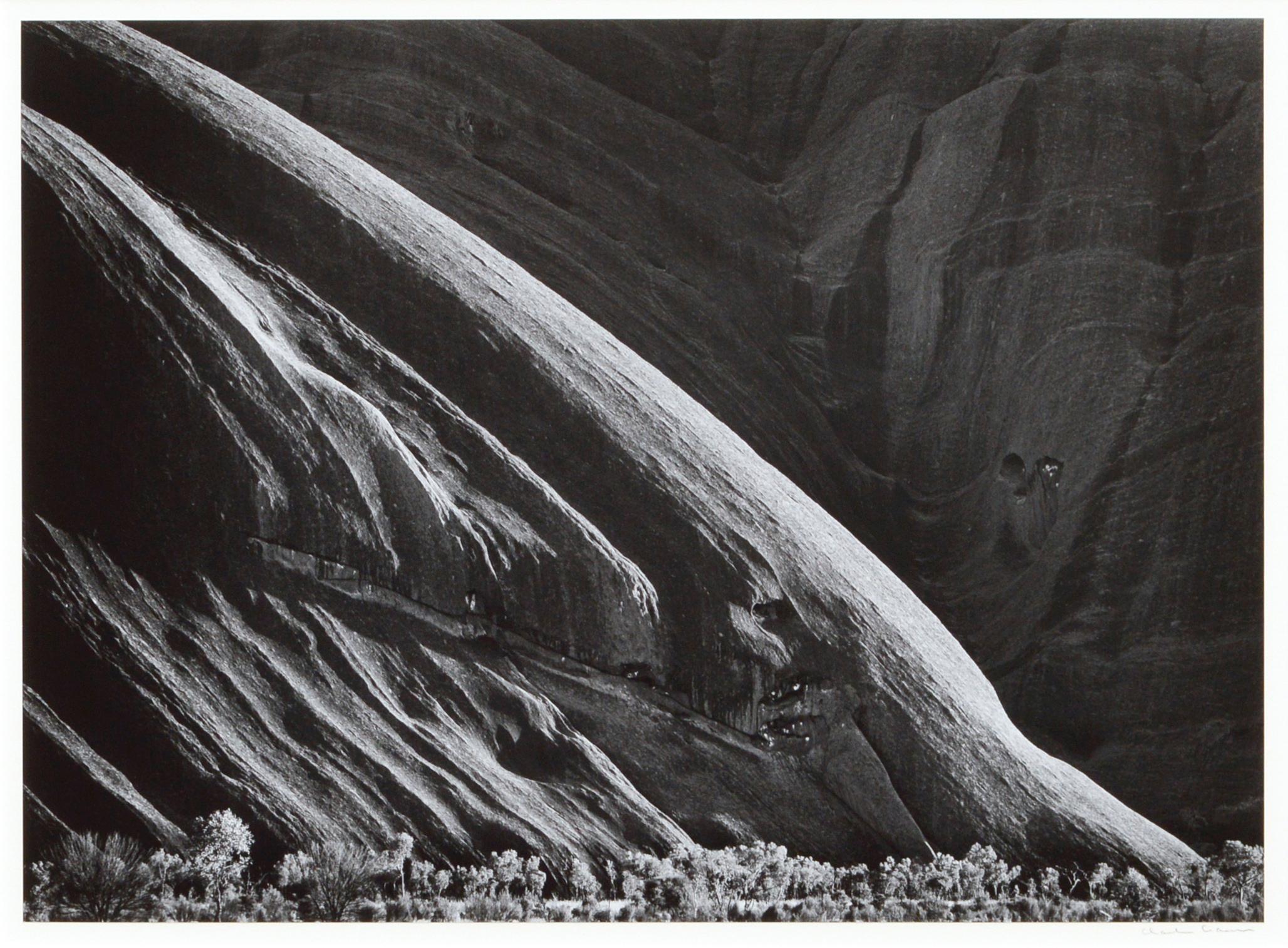 « Morning, Ayers Rock », photographie de paysage australien en noir et blanc - Photograph de Charles Cramer