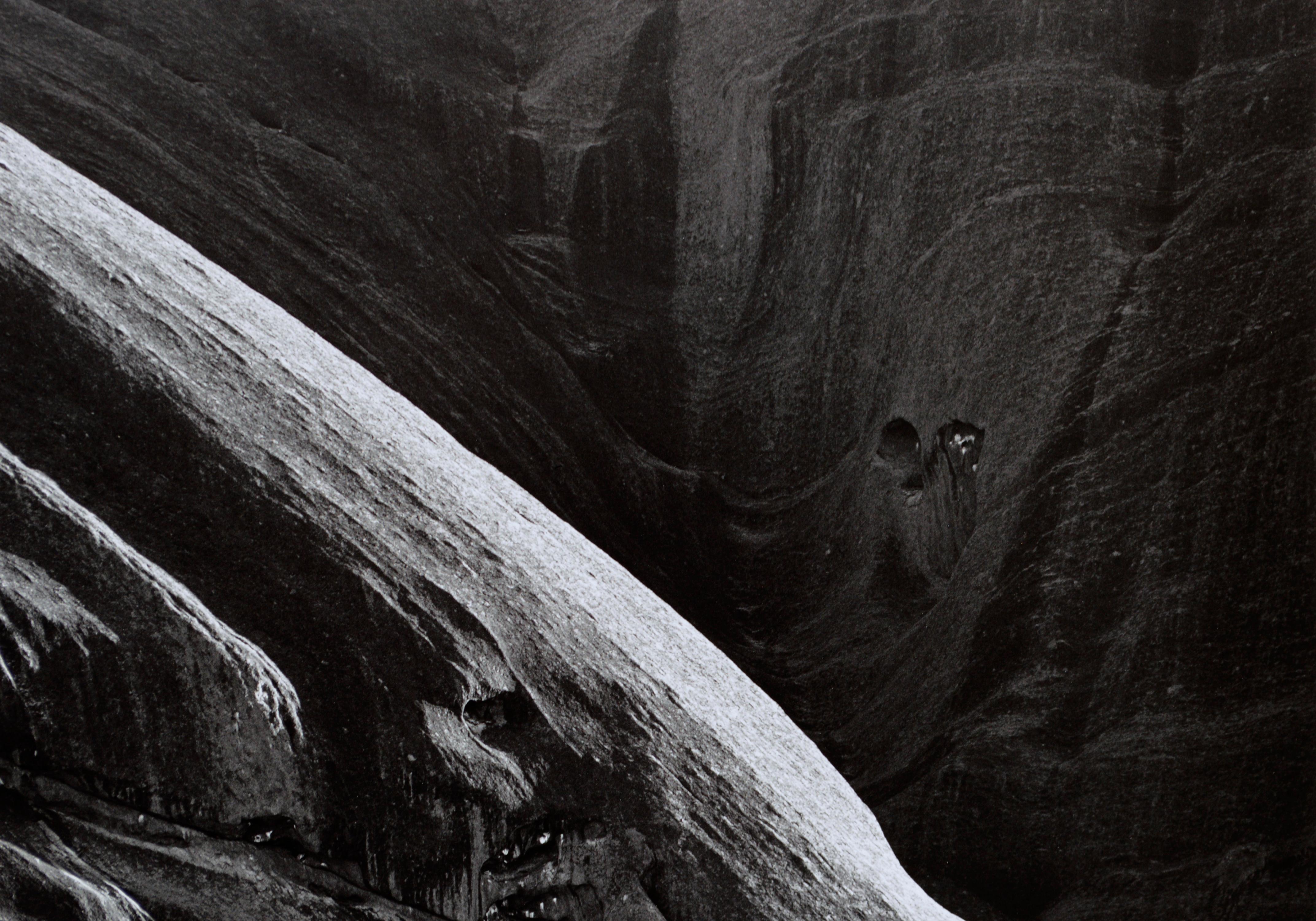 „Morning, Ayers Rock“, Schwarz-Weiß-Australien-Landschaftsfotografie (Realismus), Photograph, von Charles Cramer