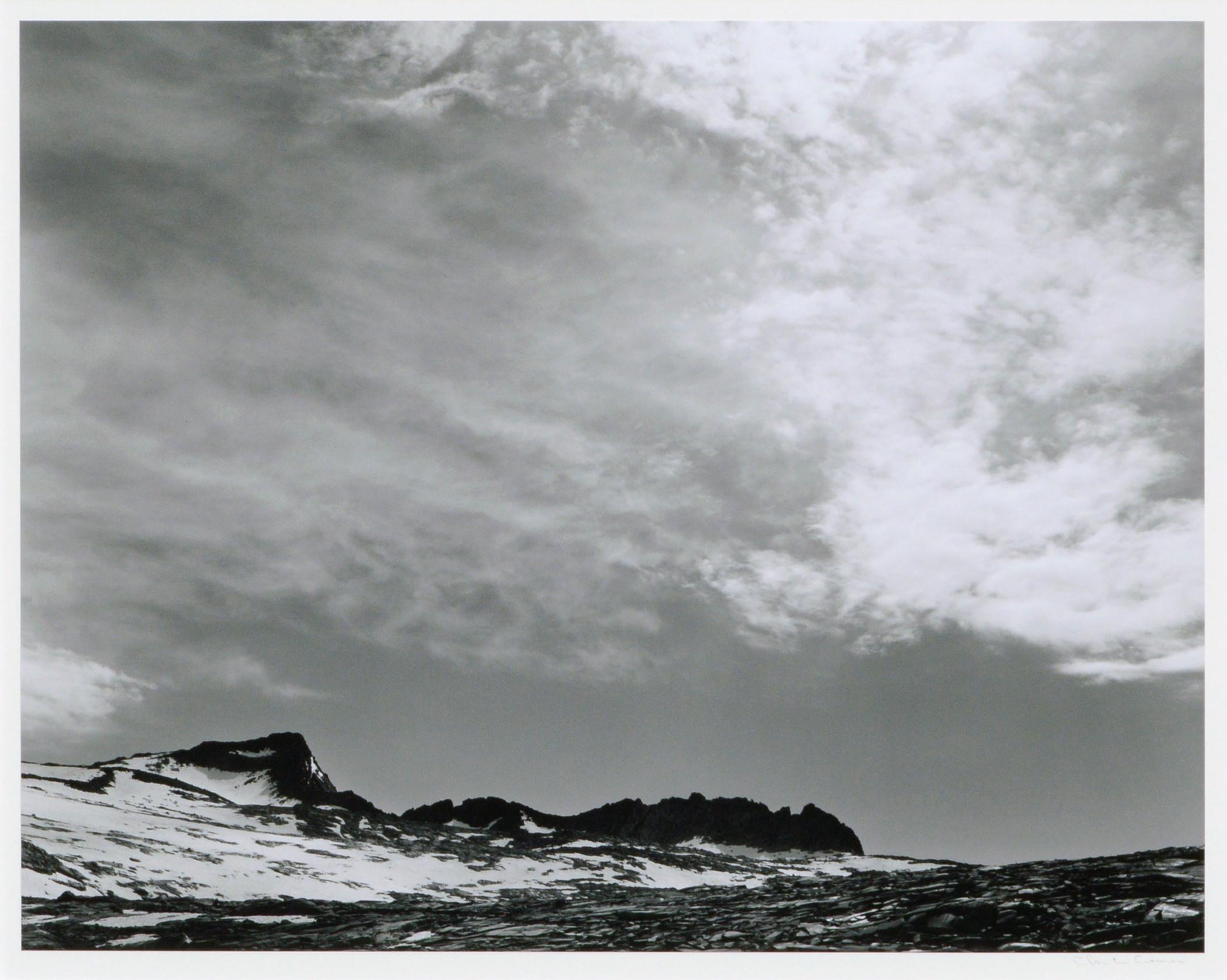 Nuages du Mt Lyell, Yosemite - Photographie de paysage californien en noir et blanc - Gris Black and White Photograph par Charles Cramer