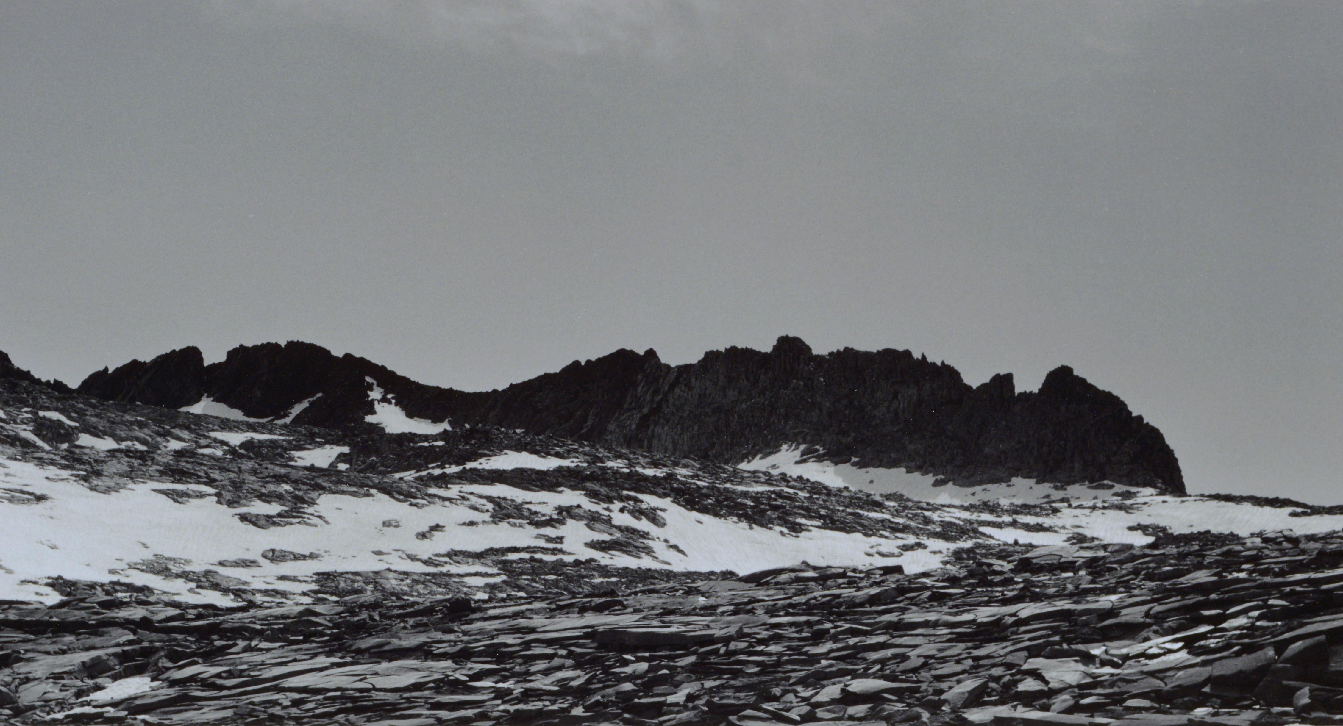Elegantes handsigniertes Schwarz-Weiß-Foto von Charles Cramer (Amerikaner, geb. 1950), das den scharfen Kontrast zwischen der Yosemite-Bergkette des Mt. Lyell und den schönen Wolken darüber hervorhebt. Signiert 
