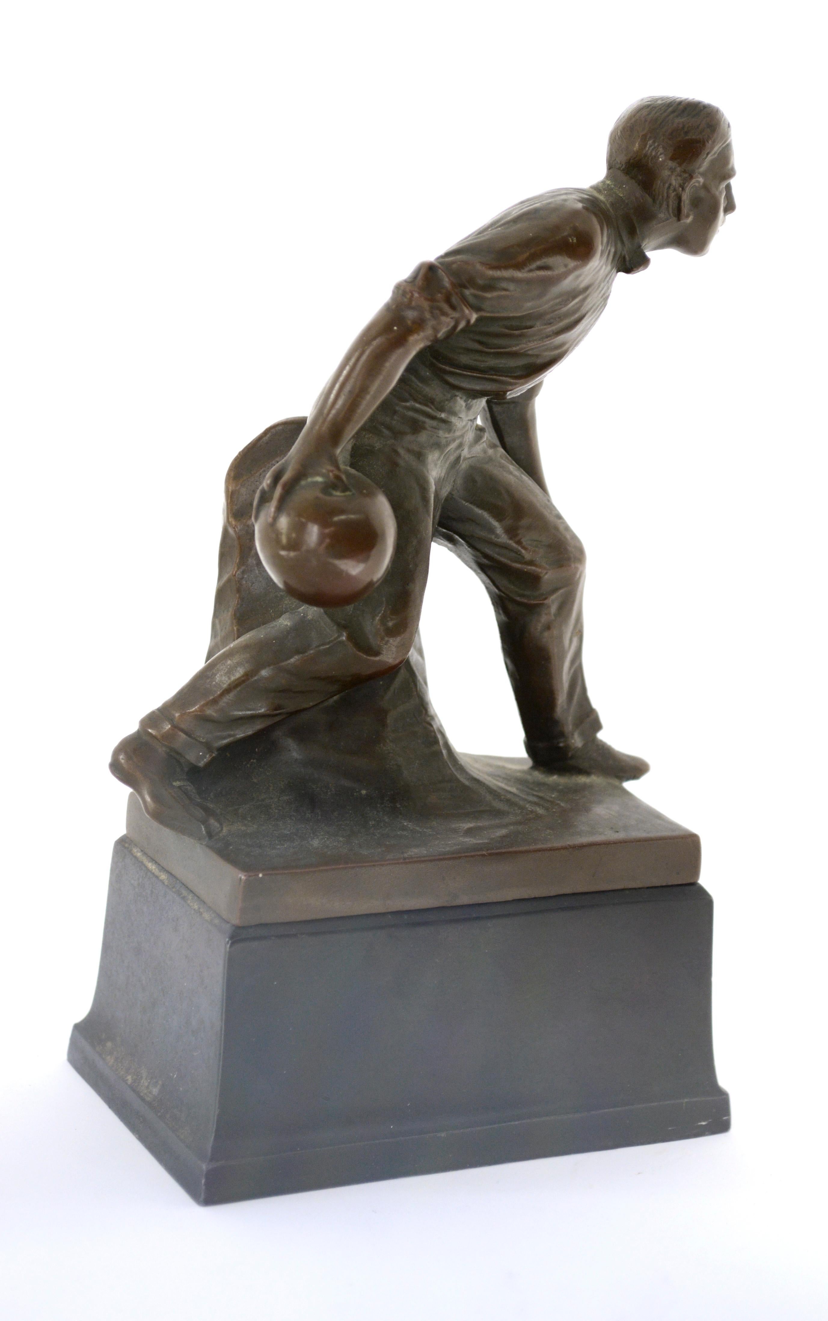 Mid Century Bronze Bowling Trophy New Old Stock 1940 era – Sculpture von Weidlich Brothers