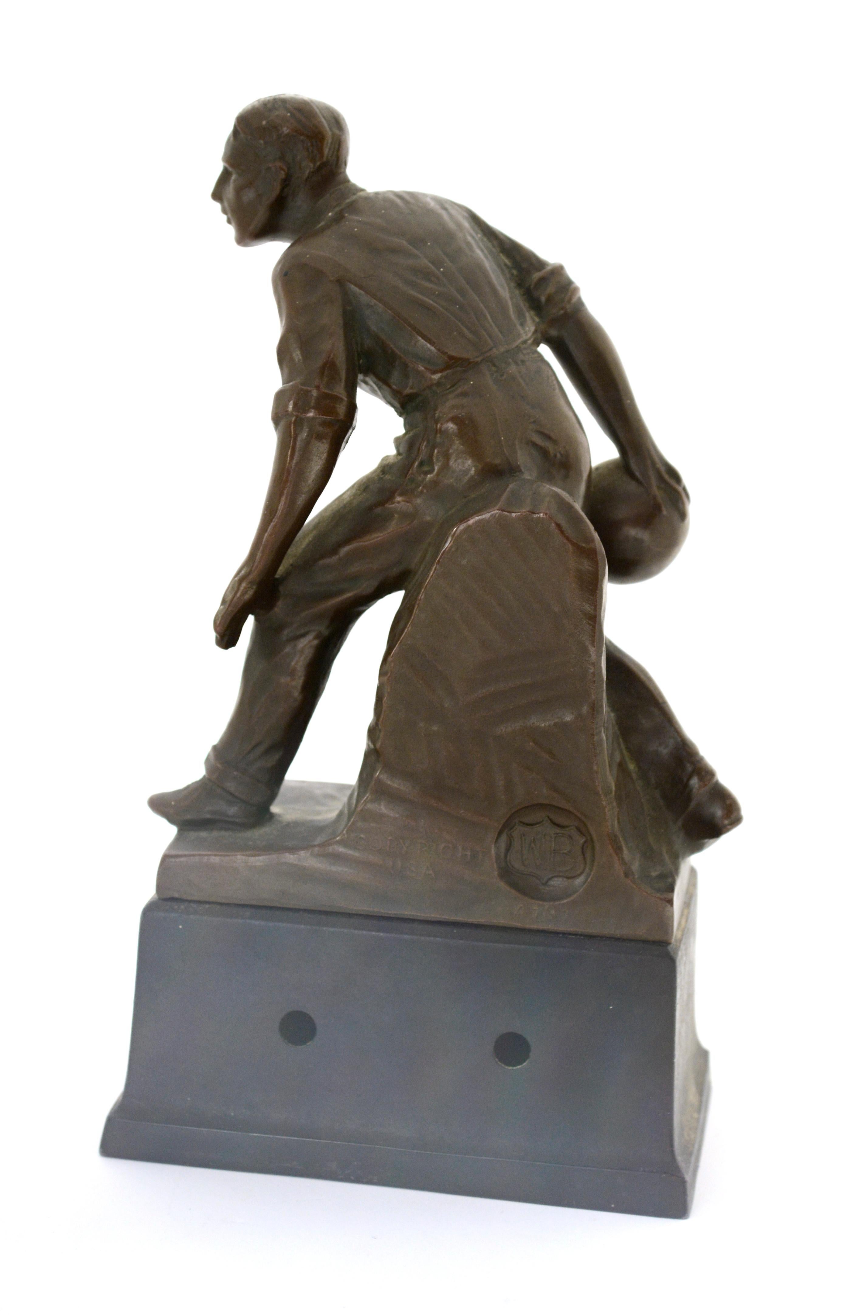 Bronzetrophäe eines Bowlers, hergestellt von Weidlich Bros. Herstellendes Unternehmen. Gekennzeichnet mit dem 