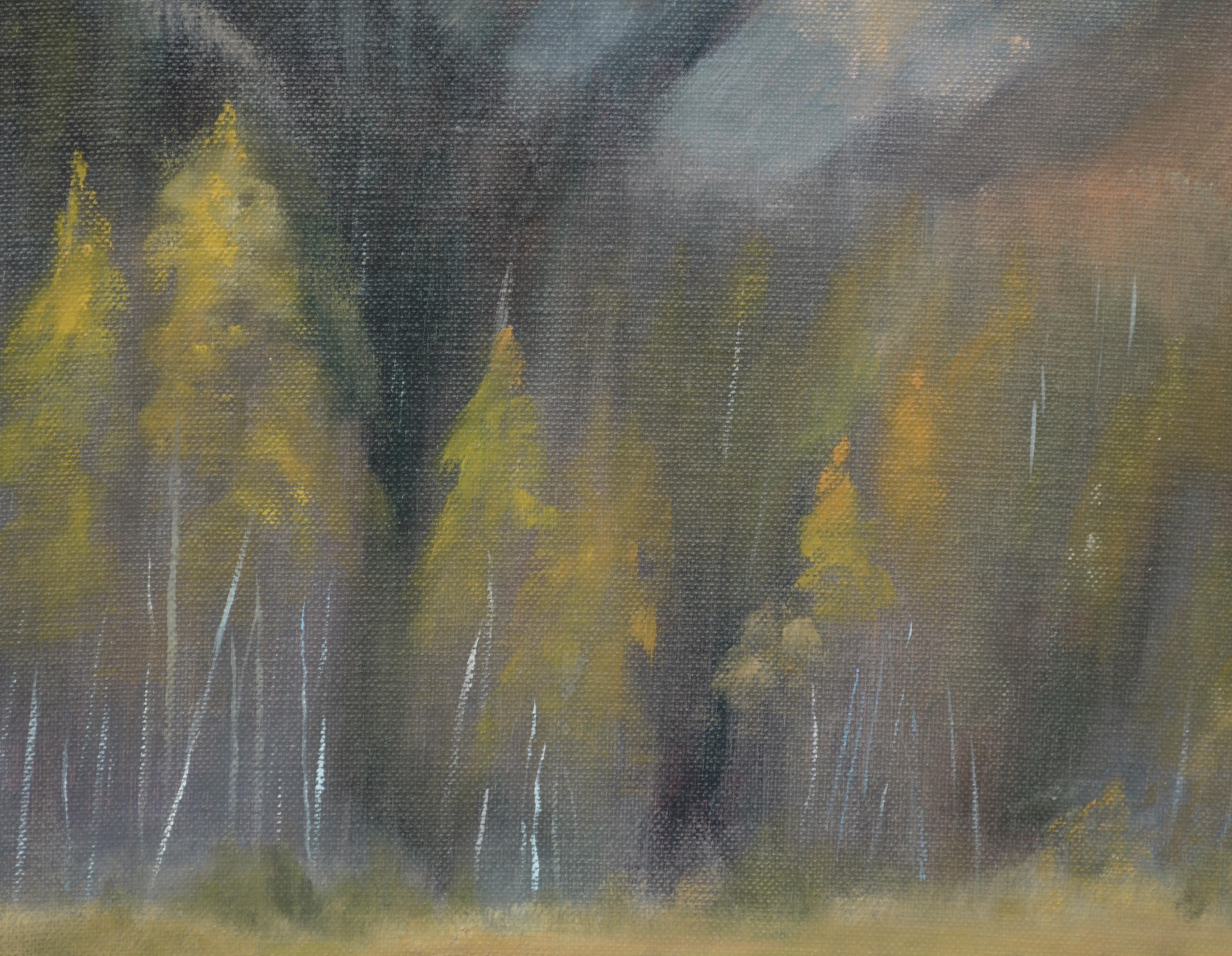Paesaggio verticale di Ken Lucas (americano, 20° secolo) che ritrae un drammatico picco roccioso che sovrasta la linea degli alberi. 