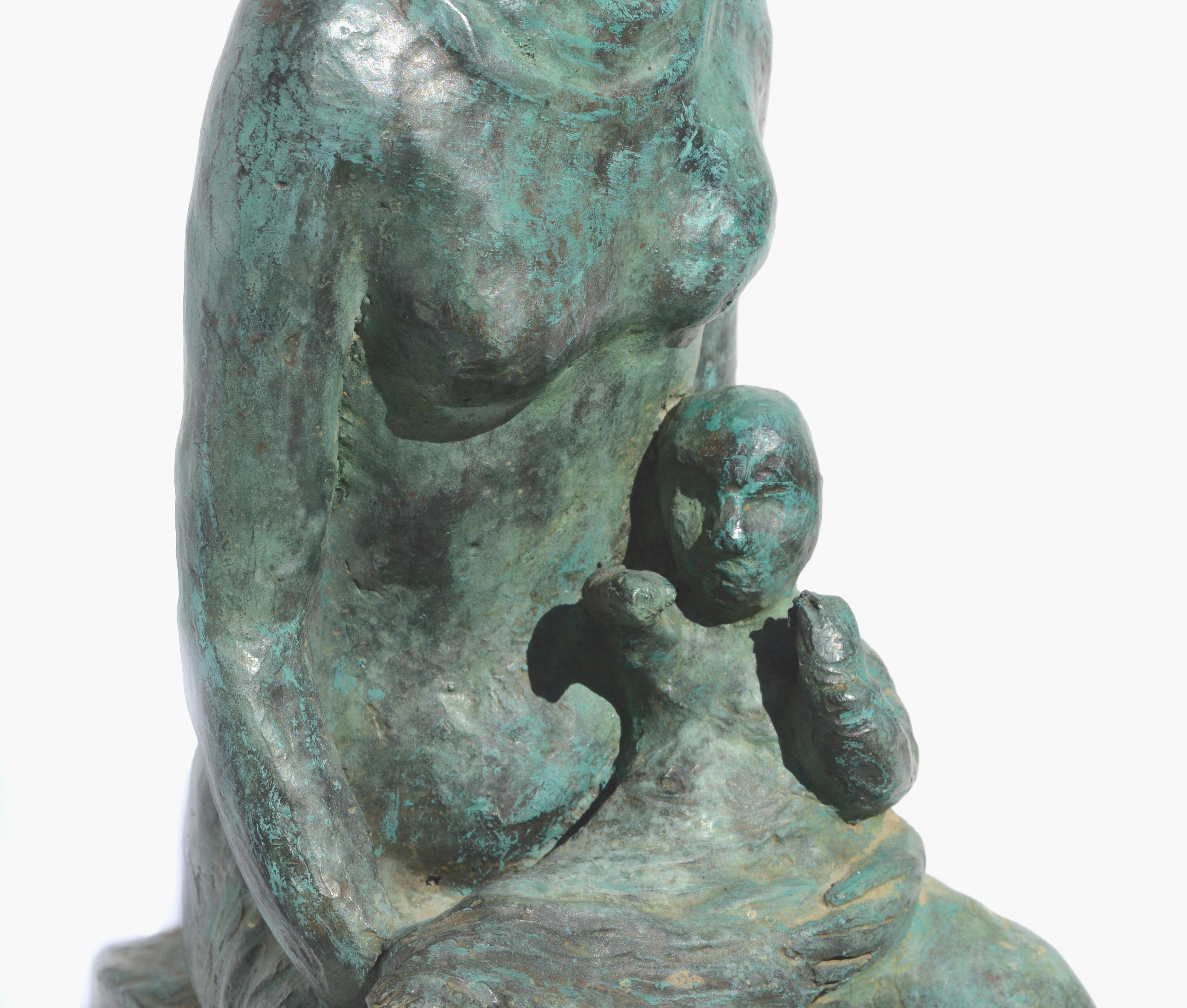 Bronze-Skulptur von Mutter mit Kind  – Sculpture von Rose Van Vranken