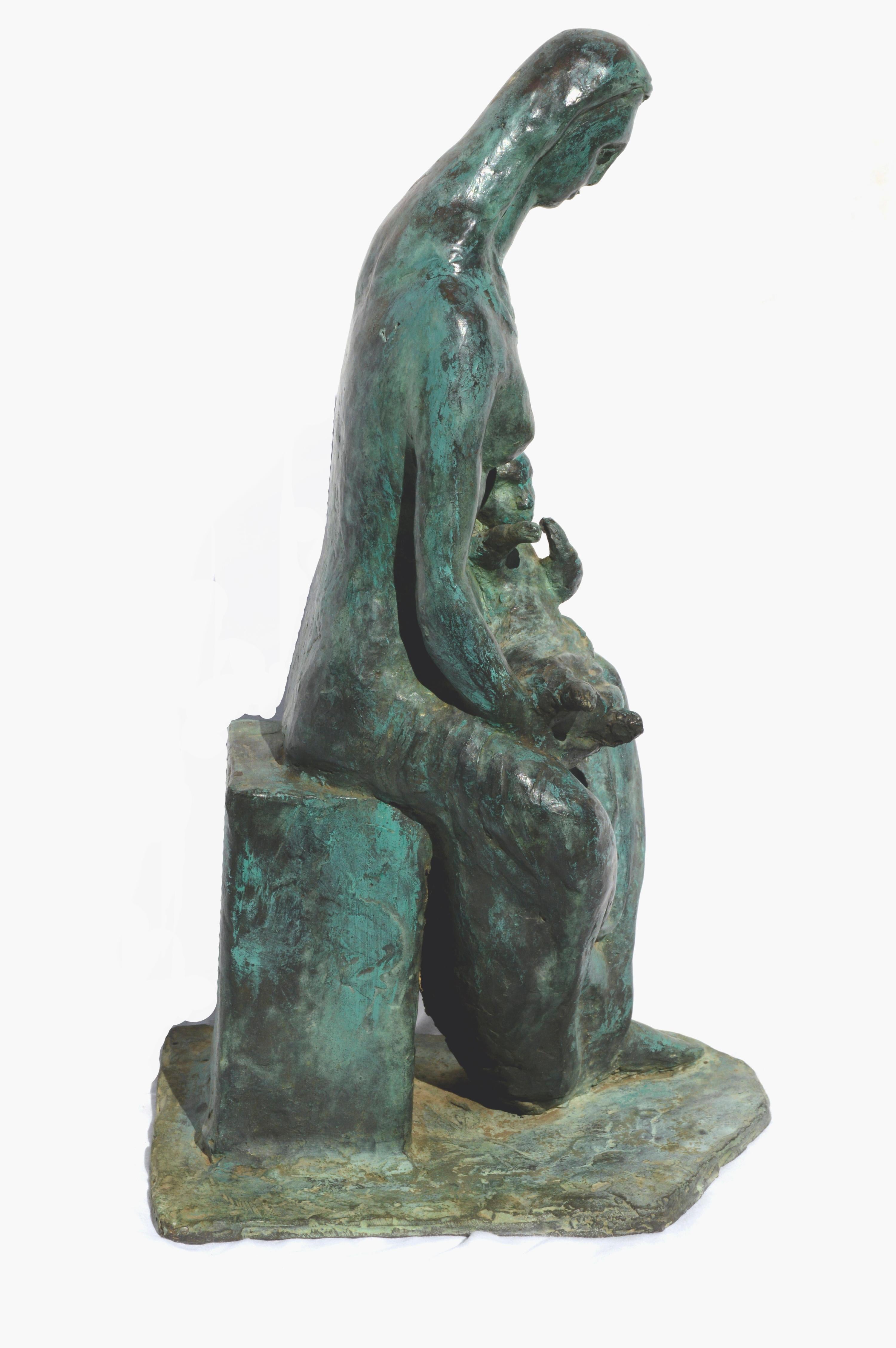 Bronze-Skulptur von Mutter mit Kind  (Gold), Figurative Sculpture, von Rose Van Vranken
