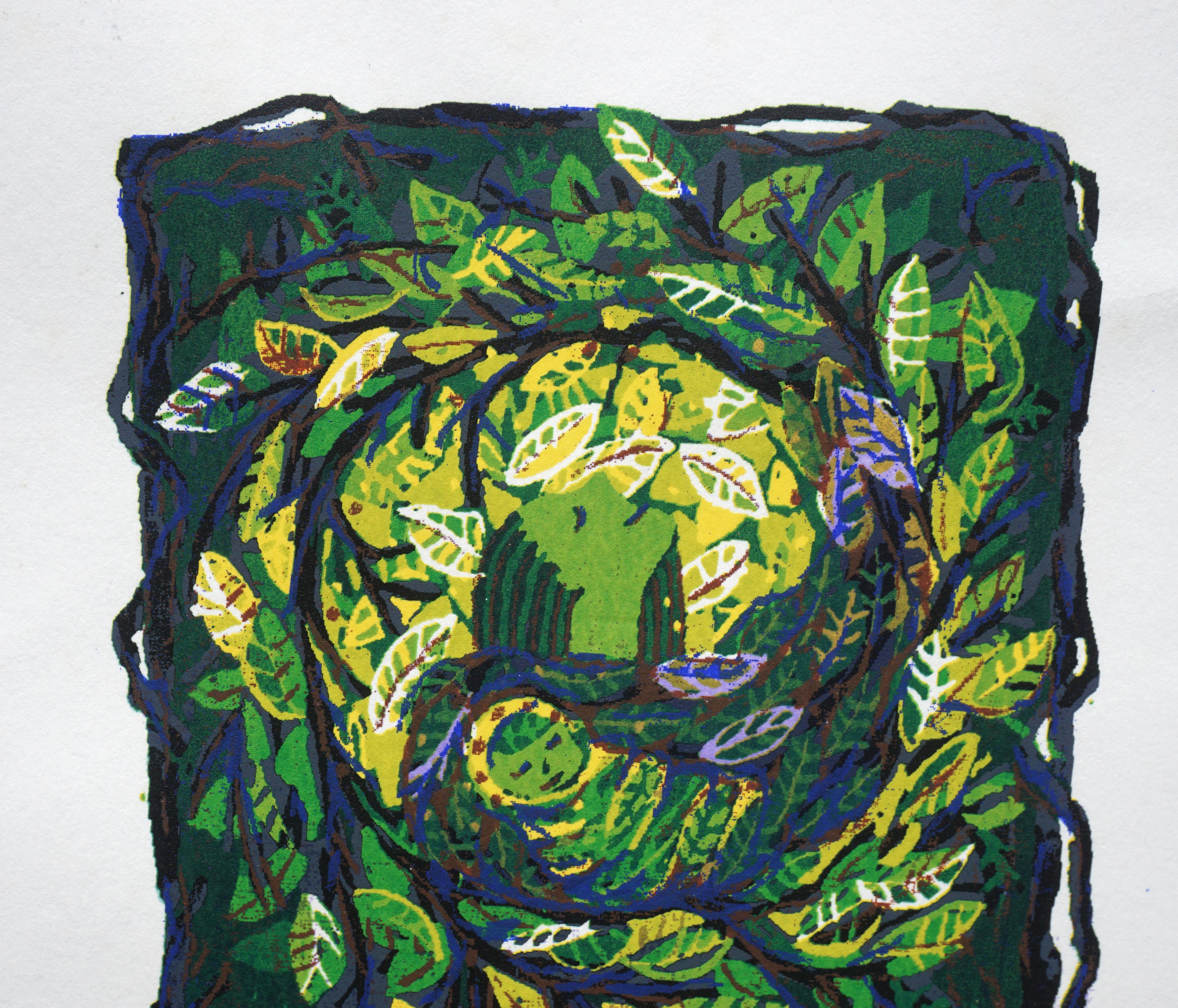 „“Viriditas“ – mehrlagiger Seidenschirm mit Baummuster  – Print von Deborah Rumer