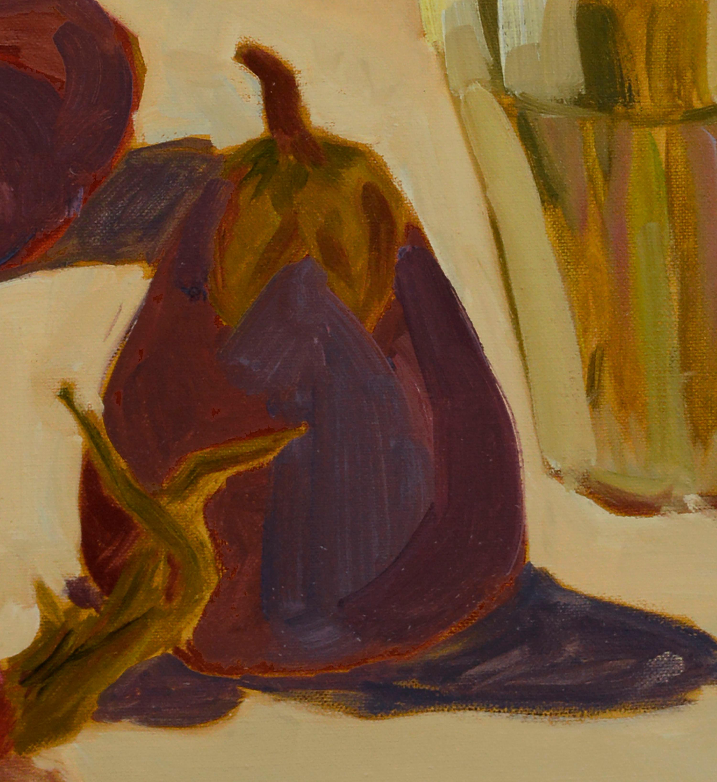Magnifique nature morte botanique représentant une grosse poire violette et un verre rempli de fleurs coupées sur un fond de tons neutres doux et chauds, réalisée par l'artiste californienne Josephine Guerra (américaine, 20e siècle). Signé 