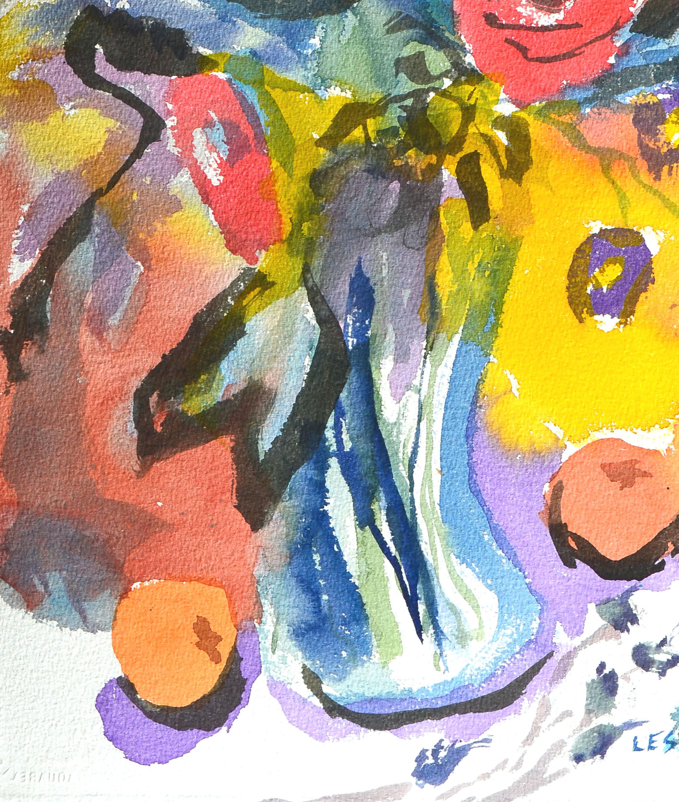 Nature morte colorée à l'aquarelle représentant un vase de fleurs et plusieurs morceaux de fruits, réalisée par l'artiste californien Les (Leslie Luverne) Anderson (américain, 1928-2009). De la propriété de Les Anderson à Monterey, Californie. Signé