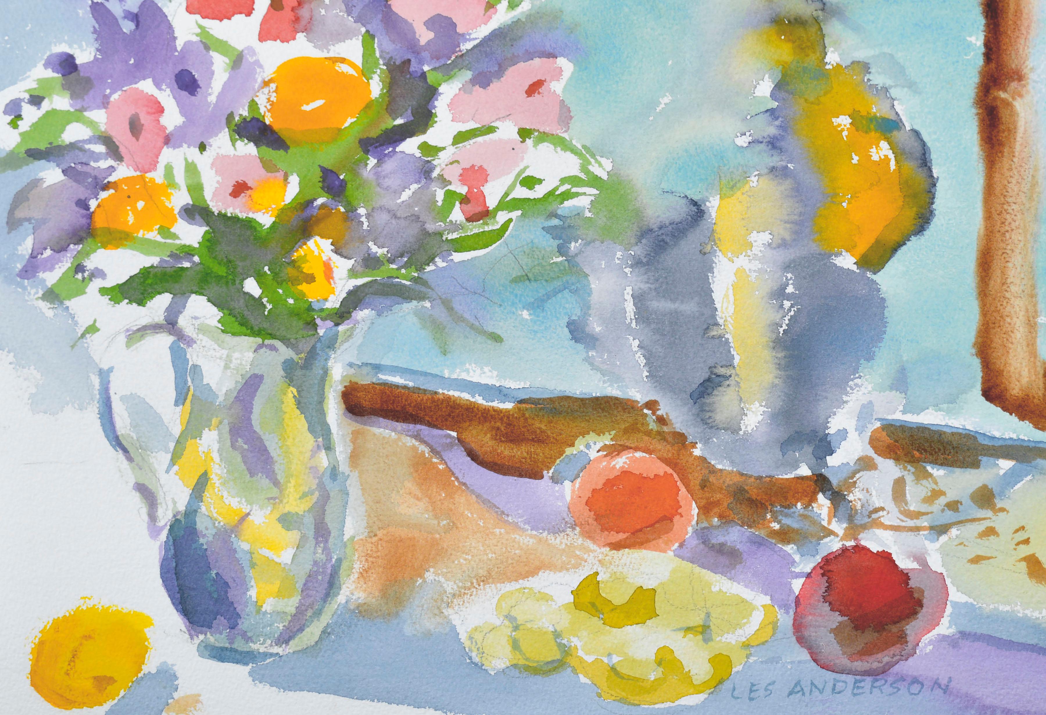 Natura morta della tavola di primavera con bouquet floreale e frutta - Art di Les Anderson