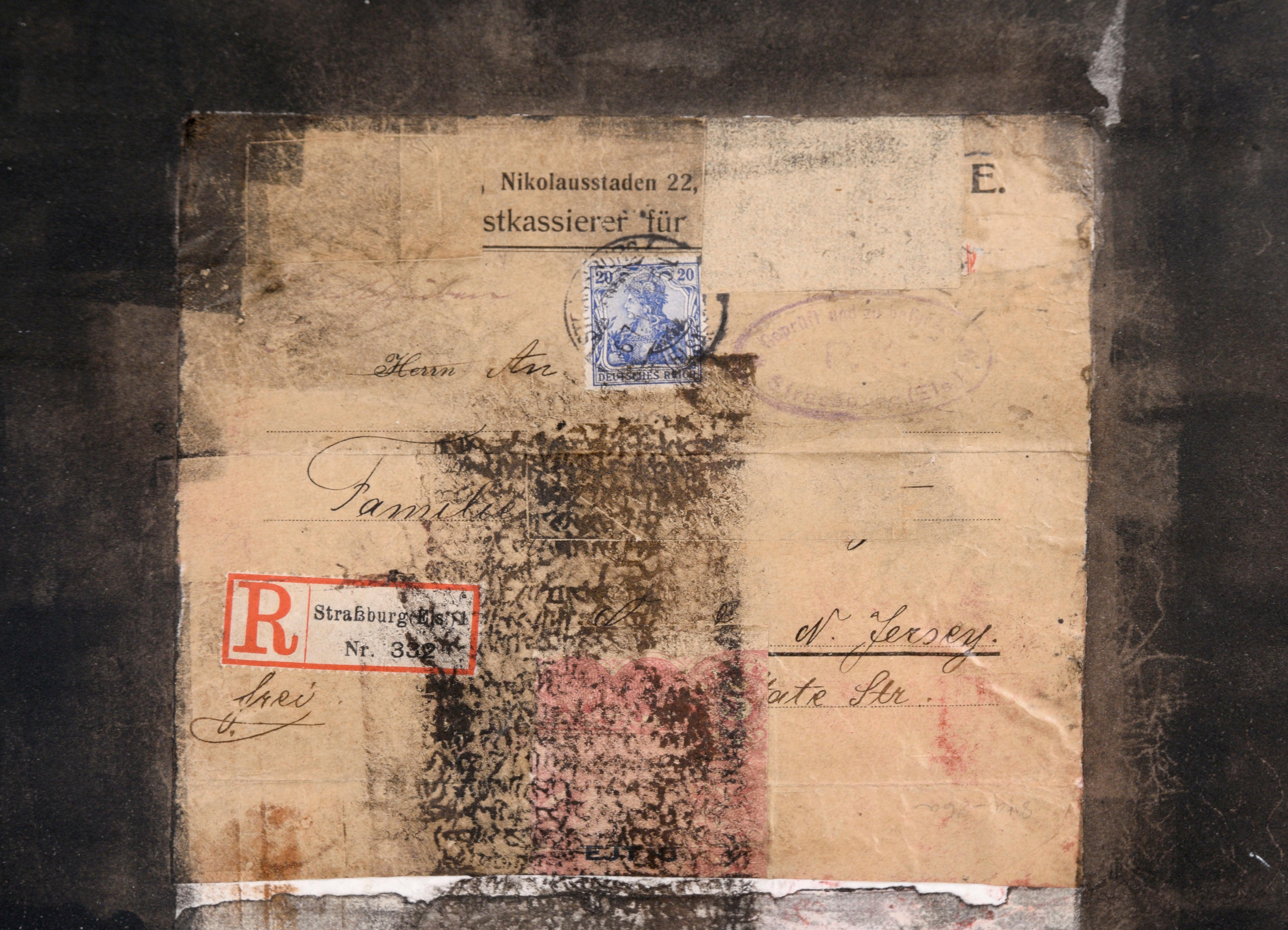Collage aus gefundenen Objekten und Aquarellfarben des Bay Area Künstlers Michael Pauker (Amerikaner, geb. 1957), 2008.  
Dieses einzigartige Werk ist eine abstrakte Komposition aus Stempeln, verschiedenen Papiersorten und Aquarellfarben. In die