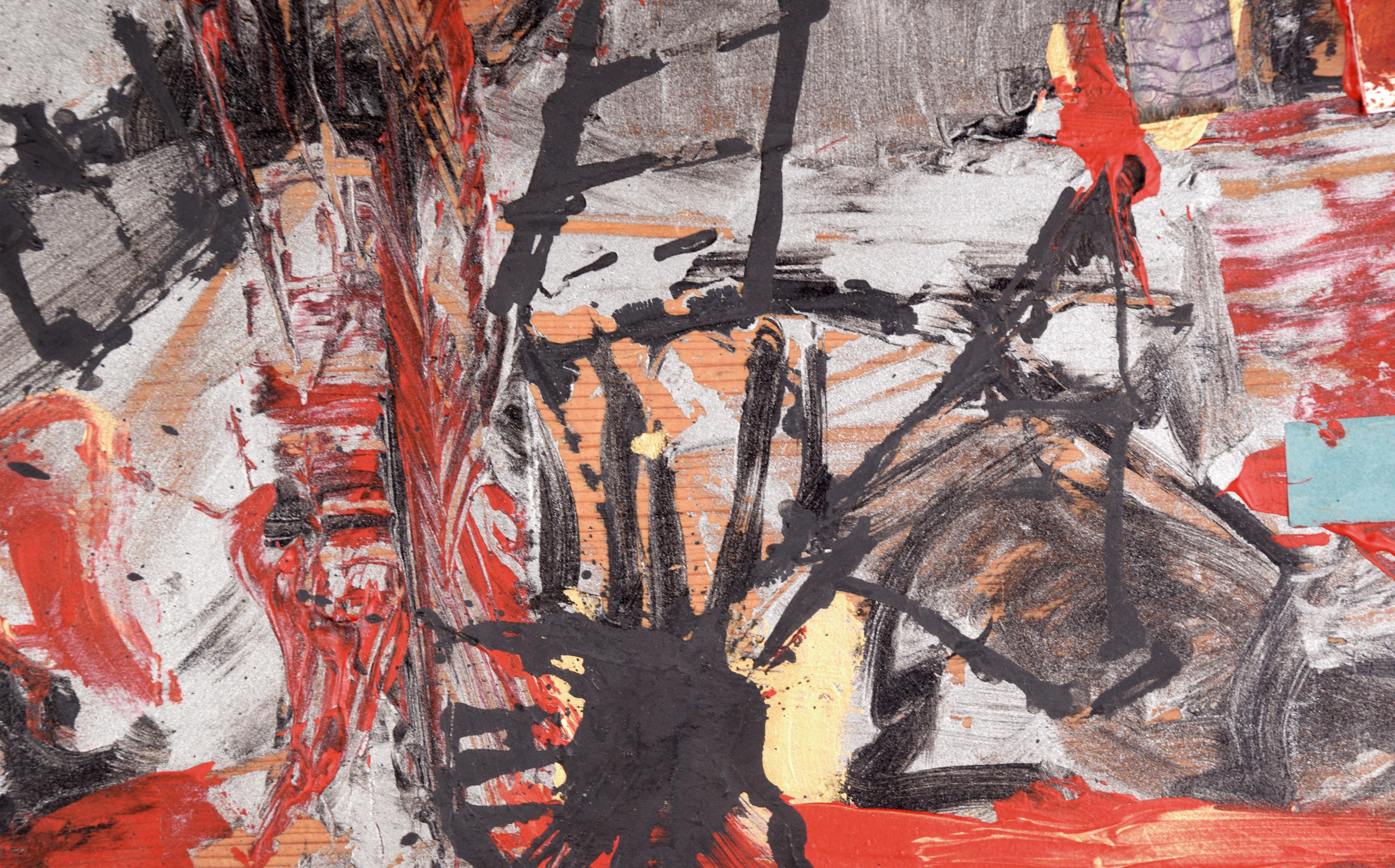 Peinture à l'huile expressionniste abstraite avec des objets assemblés de l'artiste de la Bay Area Michael Pauker (américain, né en 1957). Des coups de pinceau expressifs noirs et rouge vif sont superposés à des lames de verre, des tampons et la