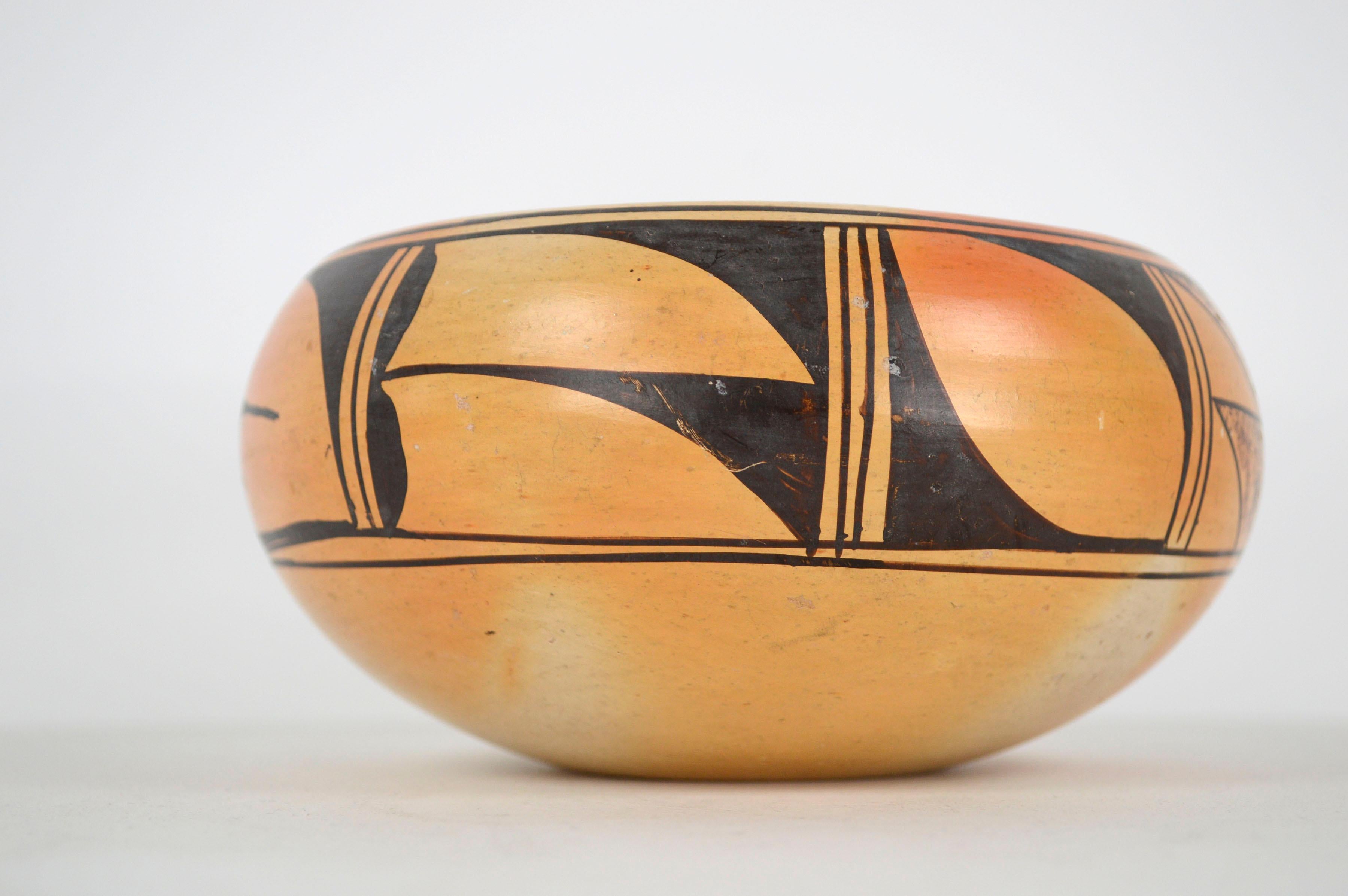 1930er Hopi/Tewa-Schale aus schwarzer und gelber polychromer Keramik, signiert  im Angebot 1