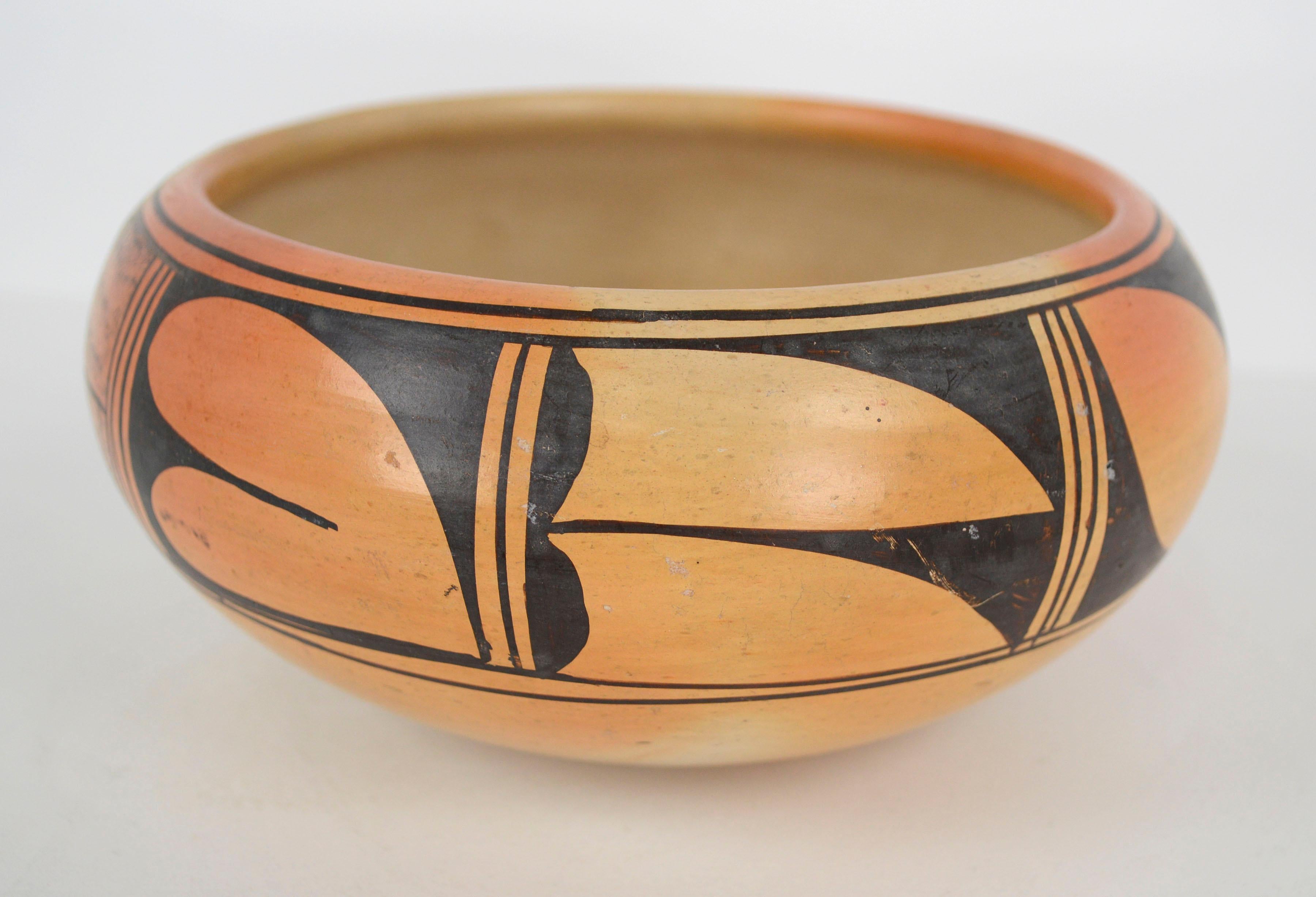1930er Hopi/Tewa-Schale aus schwarzer und gelber polychromer Keramik, signiert  (Volkskunst), Art, von Laura Chapella Tomosie