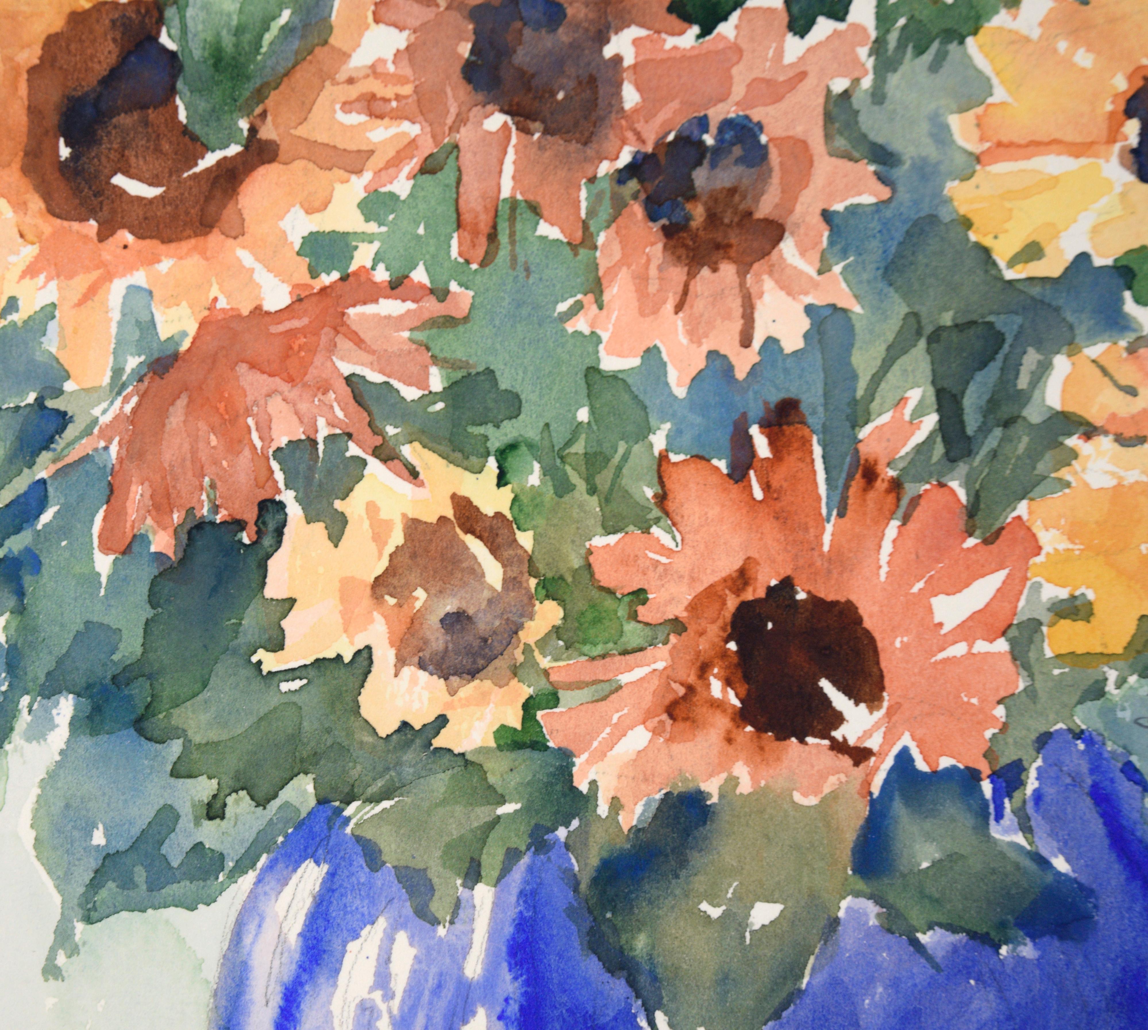 Lebendige Studie von Sonnenblumen von D. Bennett (20. Jahrhundert). Mehrere Sonnenblumen stehen in einer auffallend blauen Vase, die in einem lockeren, aber gekonnten Stil gestaltet ist. Die Blumen und das Blattwerk sind teilweise abstrahiert, so