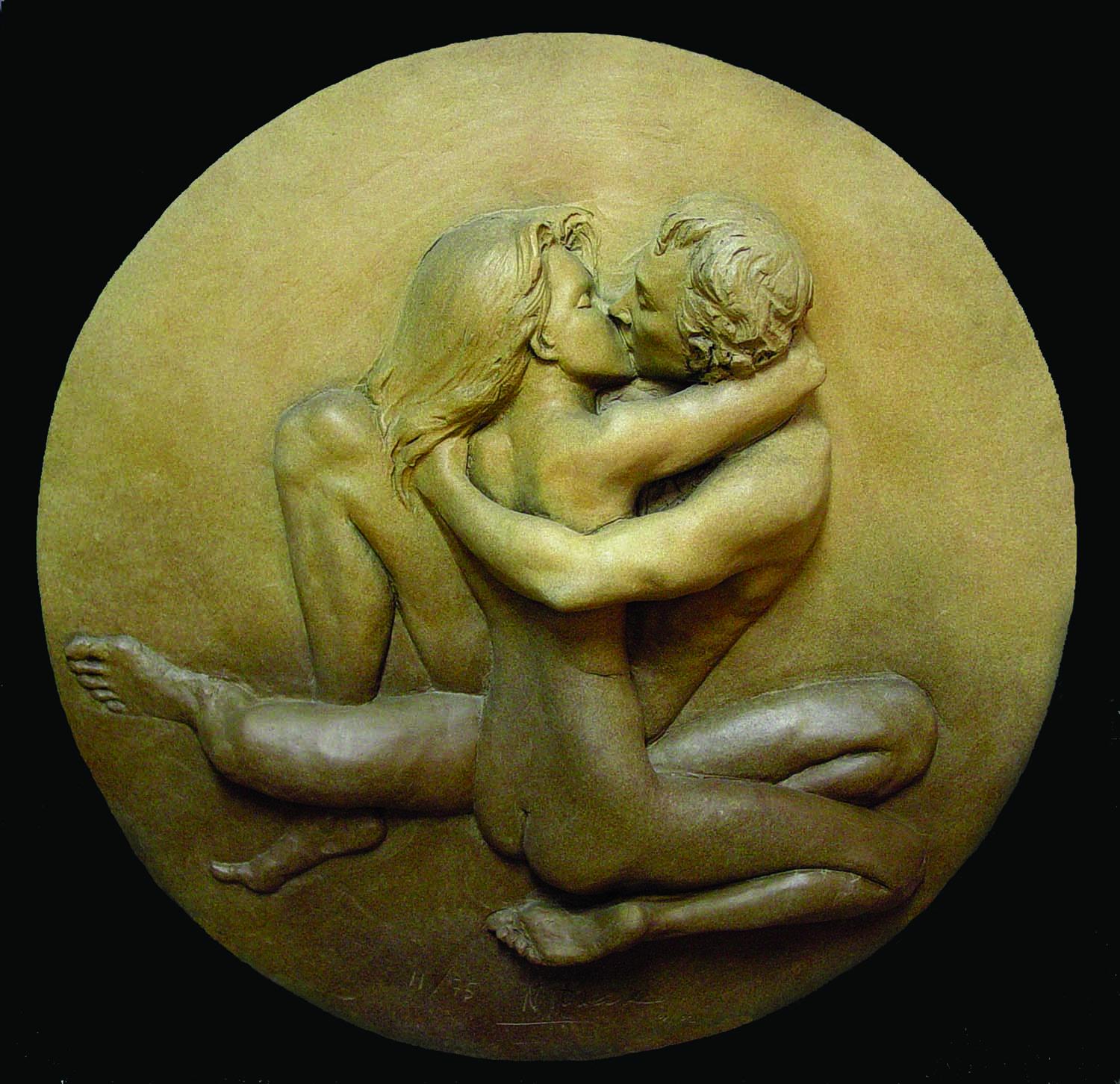 Abbraccio di Nguyen Tuan 

Il maestro scultore vietnamita Nguyen Tuan è conosciuto a livello internazionale per le sue sculture figurative apparentemente "senza peso" che fondono le tecniche occidentali con i valori tradizionali orientali. An He ha