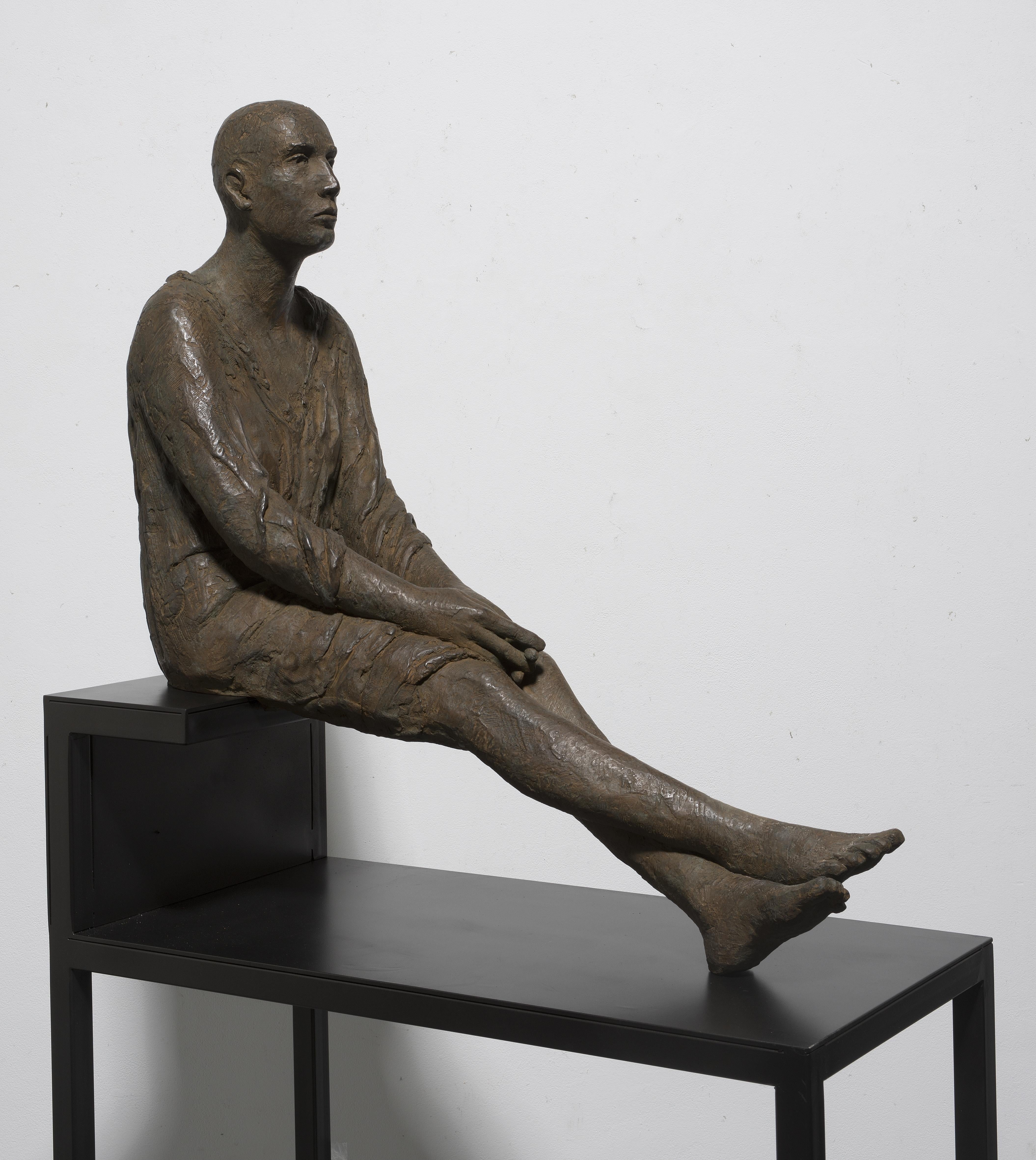 Bronze #116 par Hanneke Beaumont

Les sculptures de Beaumont sont réalisées en terre cuite, en bronze et en fonte, et elle est connue pour avoir sculpté des formes humaines figuratives grandeur nature. Ses sujets neutres en termes de genre ont une