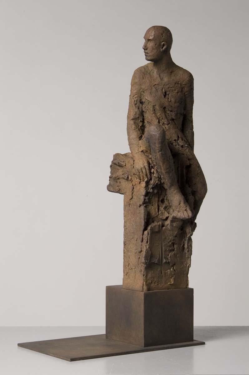 Bronzo #67 di Hanneke Beaumont

Le sculture di Beaumont sono realizzate in terracotta, bronzo e ghisa ed è nota per aver scolpito forme umane figurative a grandezza naturale. I suoi soggetti di genere neutro hanno una postura impressionante e sono