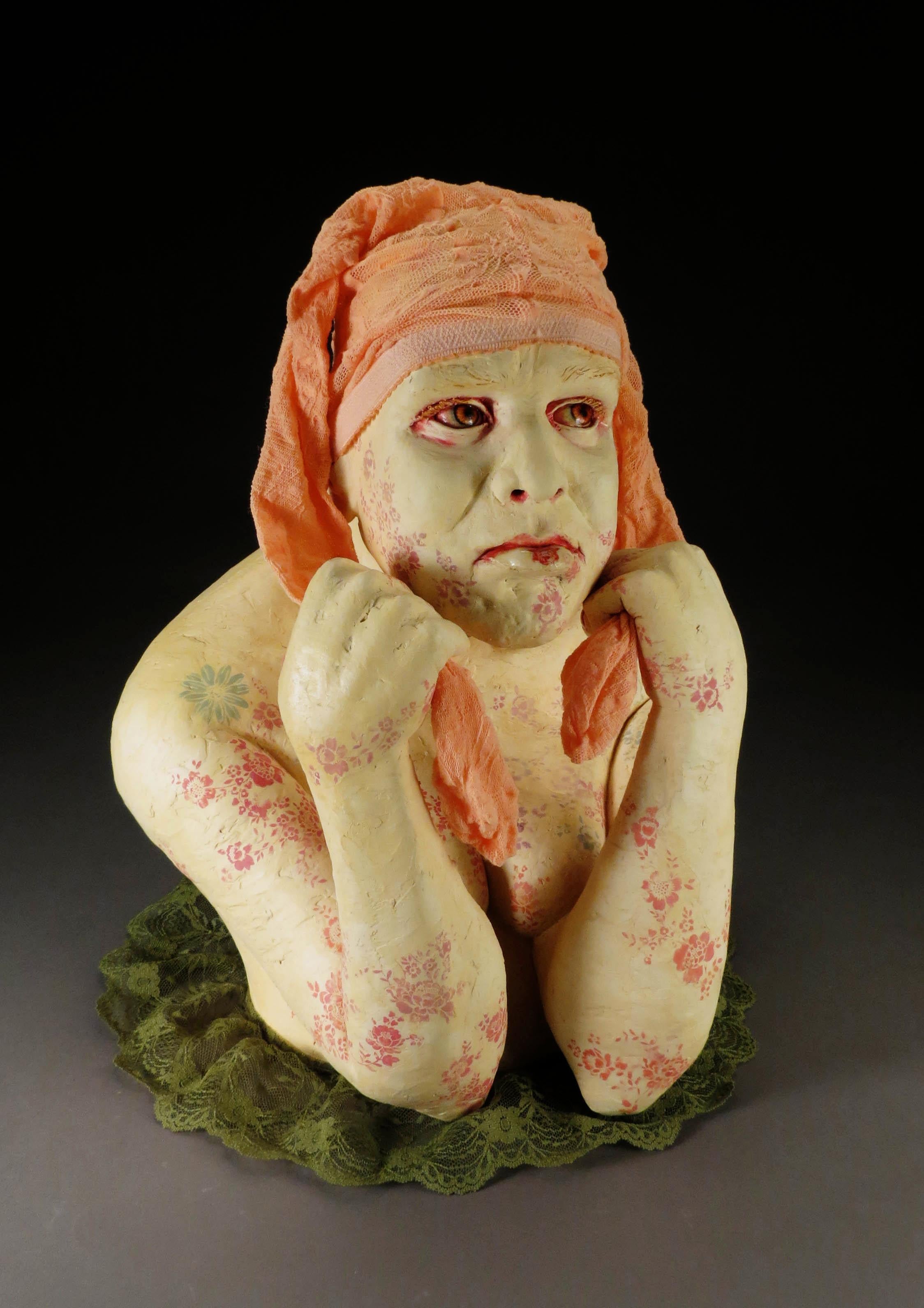 BEING THE BUFFOON - sculpture en céramique d'une femme - Surréalisme Sculpture par Magda Gluszek