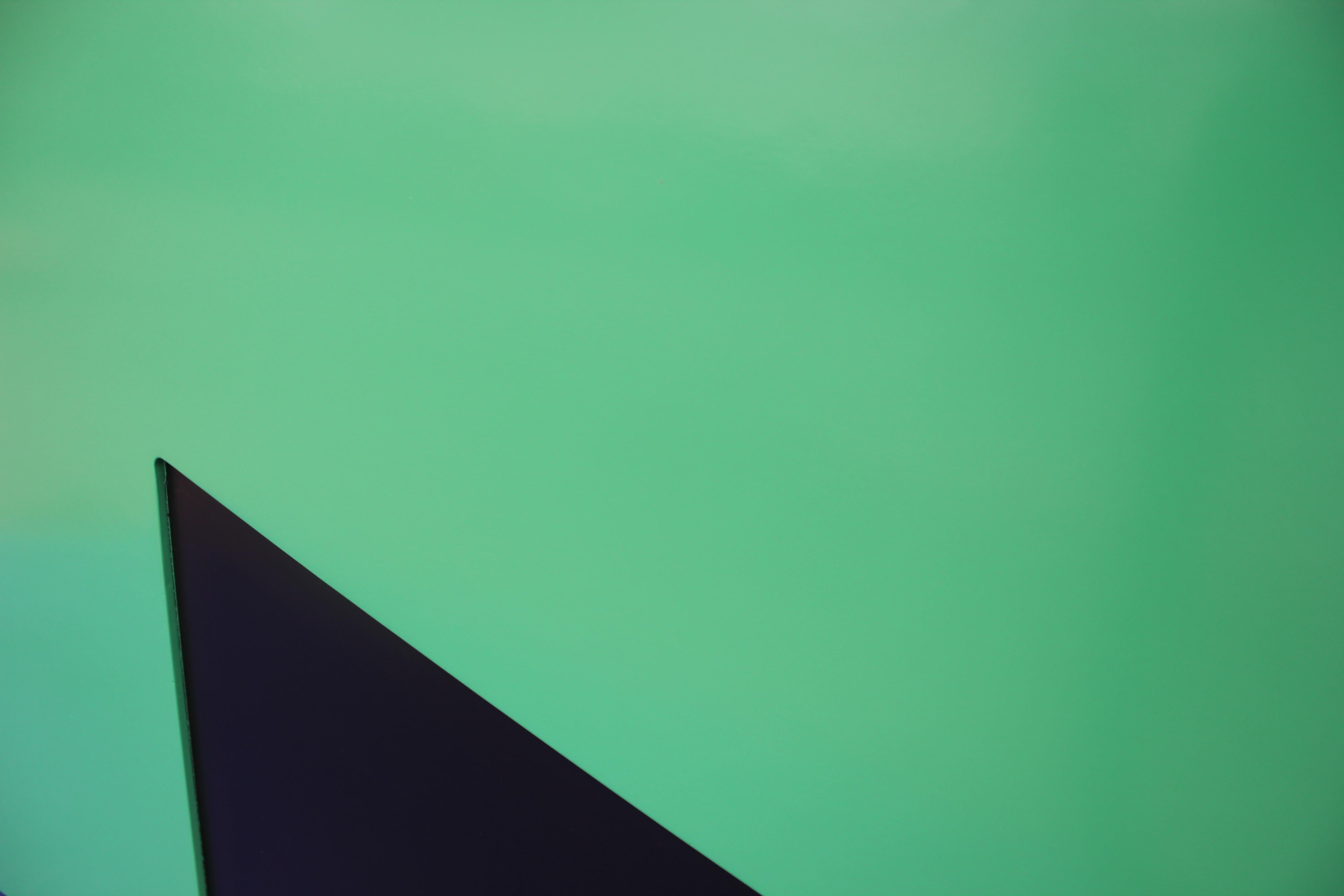 Abstraktes geometrisches Statement-Stück des texanischen Künstlers Matthew Reeves mit einer unvorhersehbaren Form und dem Titel „Wow!“. Mit kräftigen Blöcken aus grünem:: weißem und schwarzem Lack.