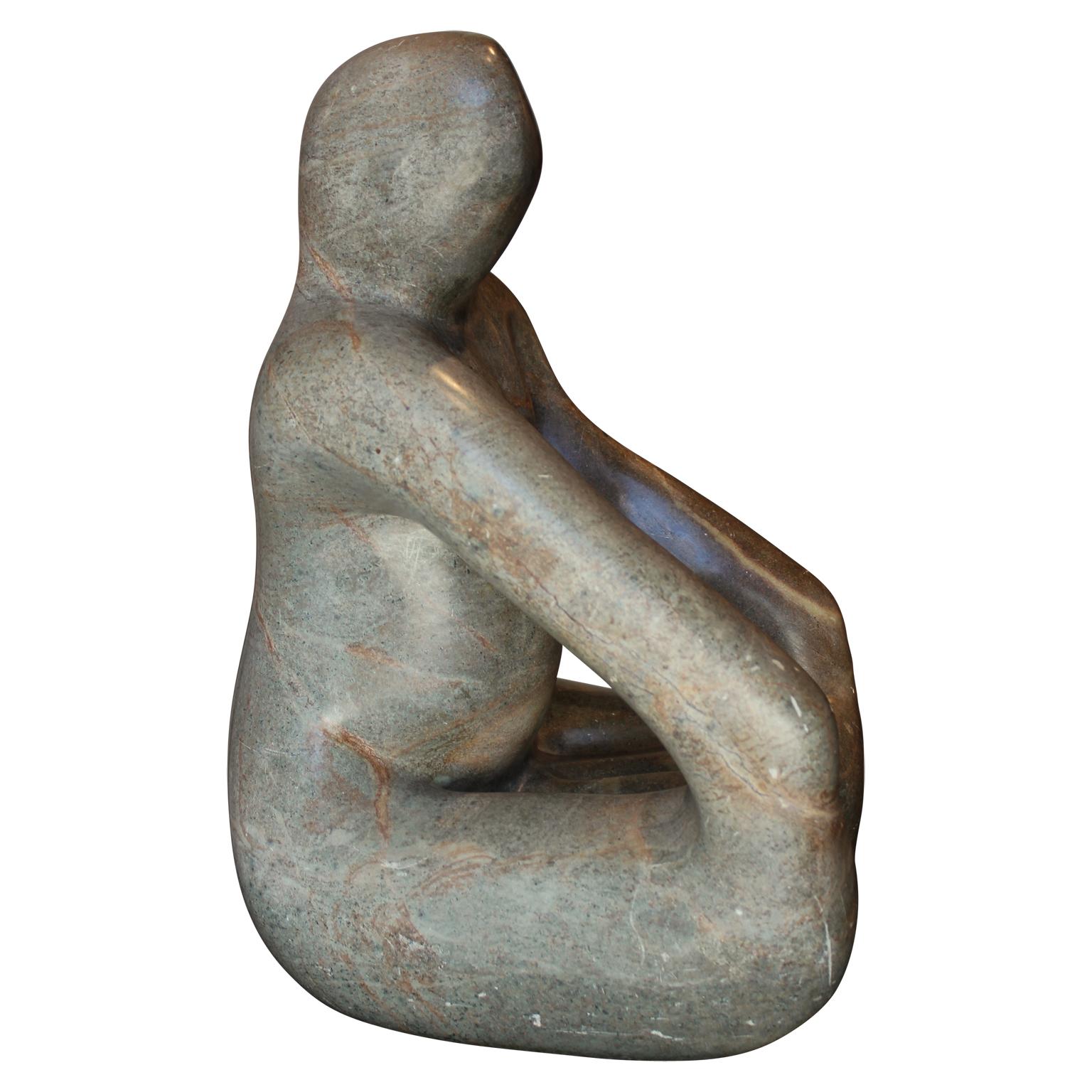 Stone-Skulptur einer sitzenden Frau  – Sculpture von Luiz C. Faustino
