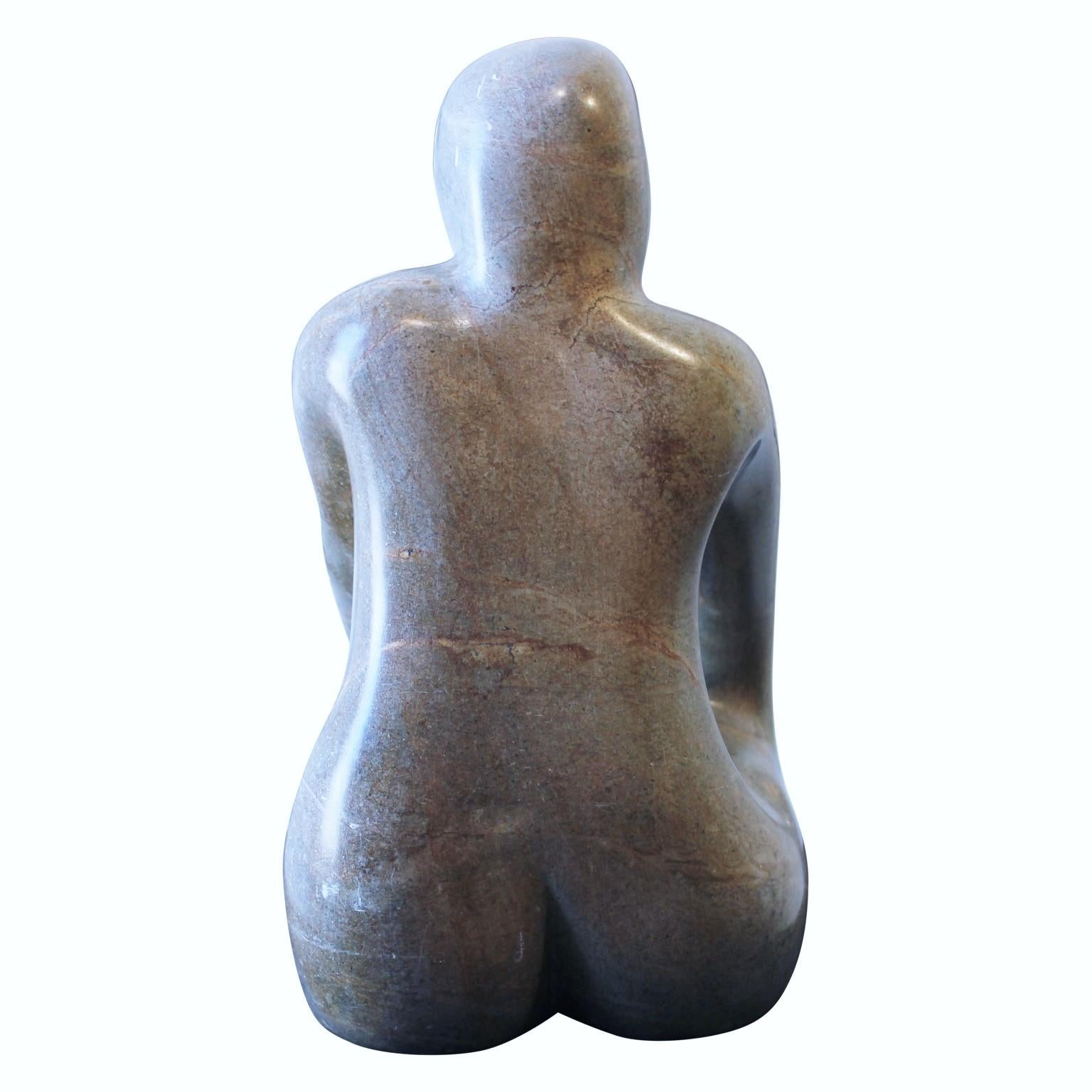 Stone-Skulptur einer sitzenden Frau  (Grau), Figurative Sculpture, von Luiz C. Faustino