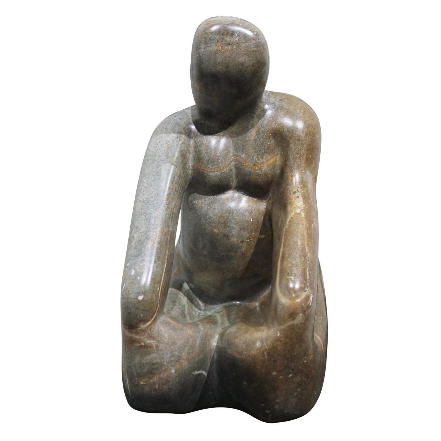 Luiz C. Faustino Figurative Sculpture – Stone-Skulptur einer sitzenden Frau 
