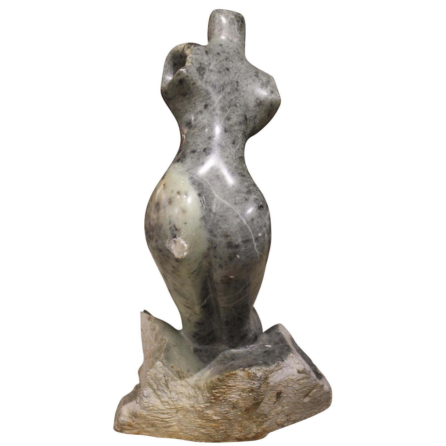 Figurative graue Steinskulptur einer weiblichen Figur (Abstrakter Impressionismus), Sculpture, von Jose Zacarias