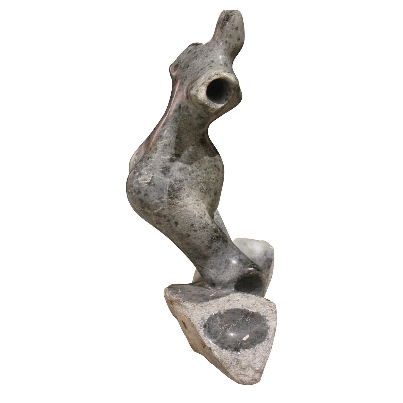 Figurative graue Steinskulptur einer weiblichen Figur (Grau), Nude Sculpture, von Jose Zacarias