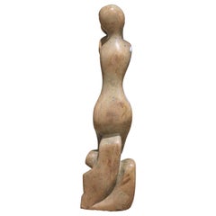 Piedra en tono melocotón de dos figuras abrazadas