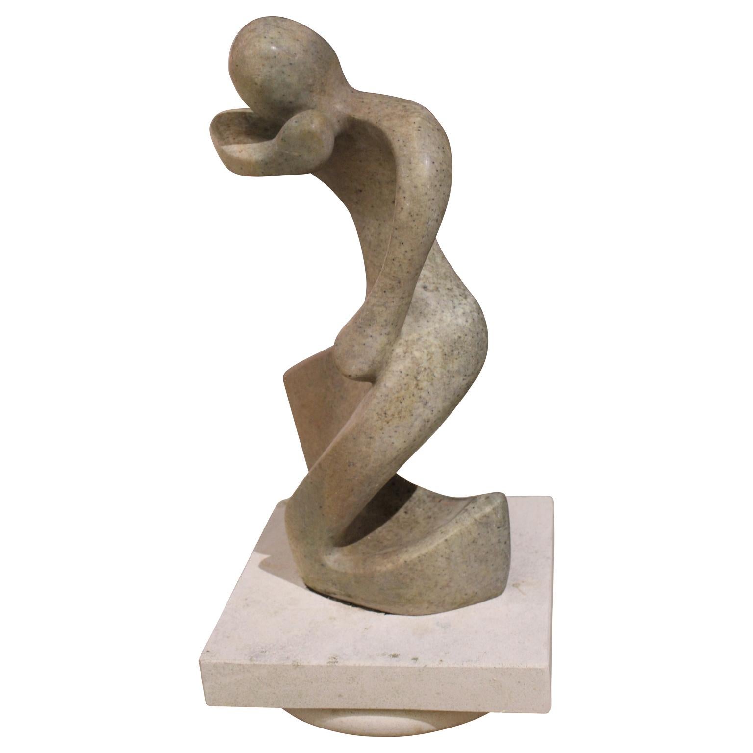 Figur einer Frau im Bewegungsstil – Sculpture von Goncalvez