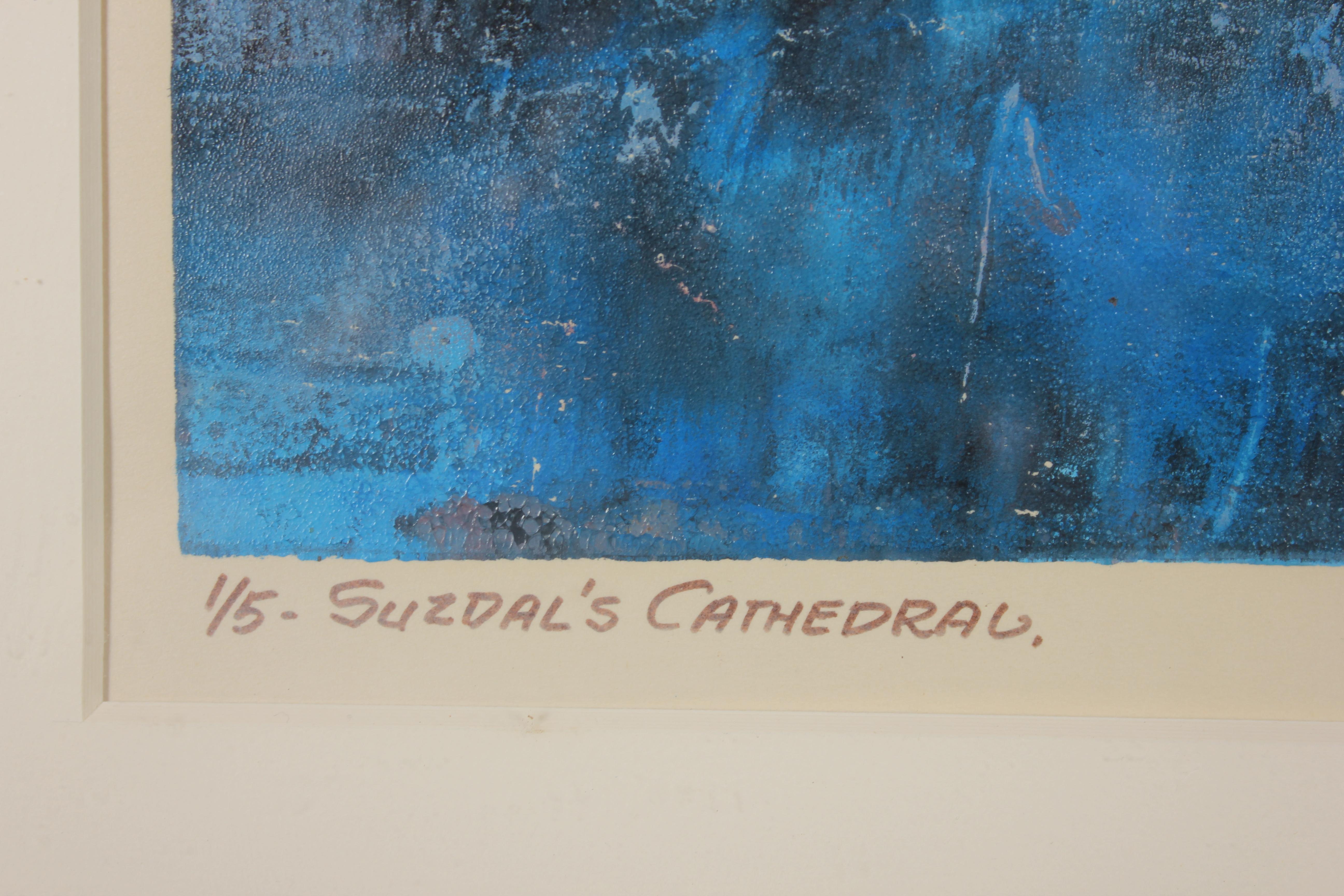 Lithographie einer Kathedrale in blauem Farbton. Das Werk ist von der Künstlerin signiert, betitelt und datiert. Es ist in einem goldenen Rahmen mit weißem Passepartout gerahmt. Paul Sprohge ist ein Künstler aus Houston, Texas, der sich auf die