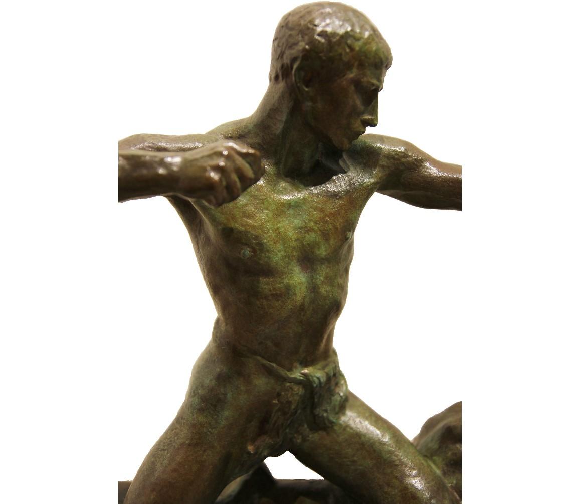 Figurative Bronzeskulptur eines Mannes mit seinem Hund auf der Jagd. Der Mann hat einen gespannten Bogen. Die Skulptur ist auf einen Marmorsockel montiert. Die Signatur ist auf die Bronze gestempelt. 

Biografie des Künstlers: 
Louis Riché stellte