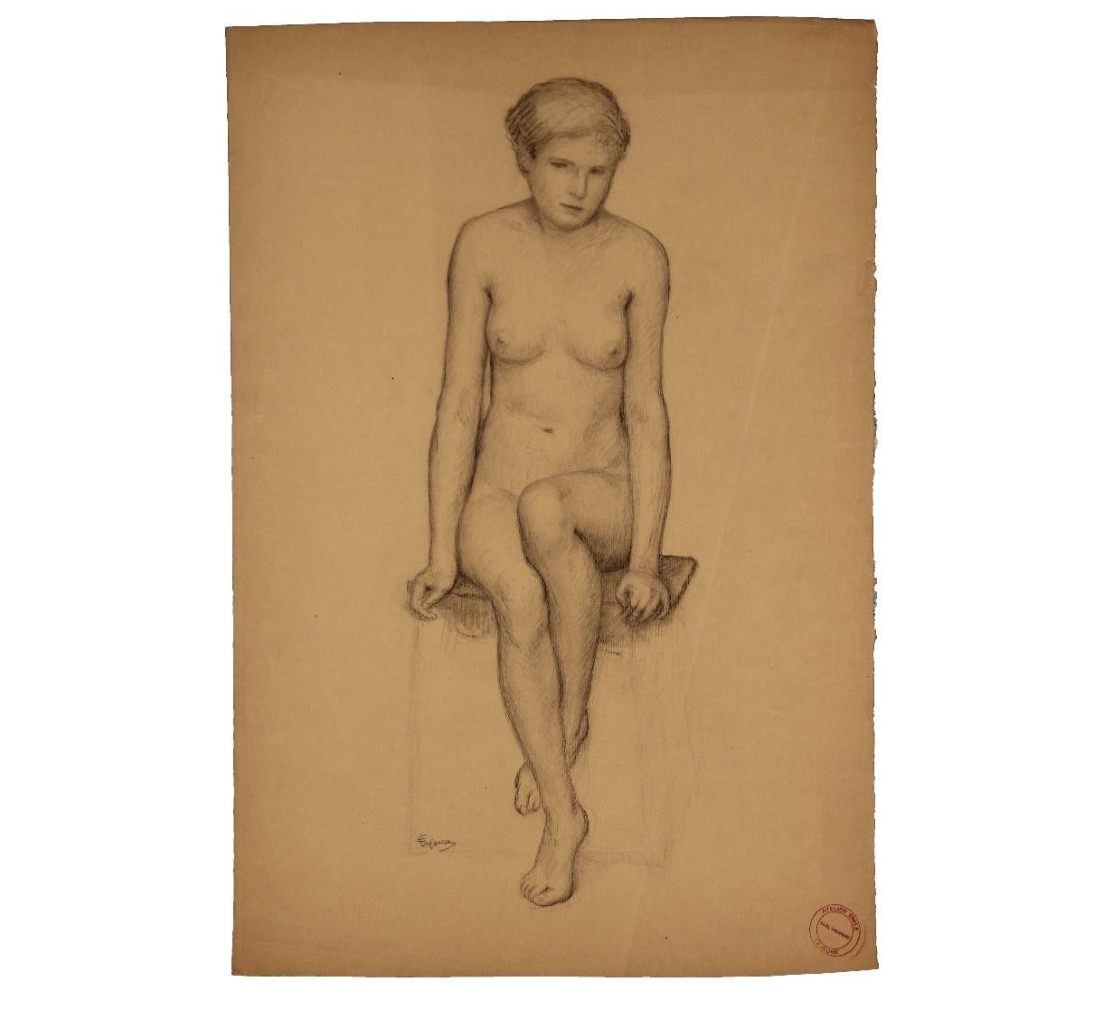 Femme nue française assise sur un banc d'étude
