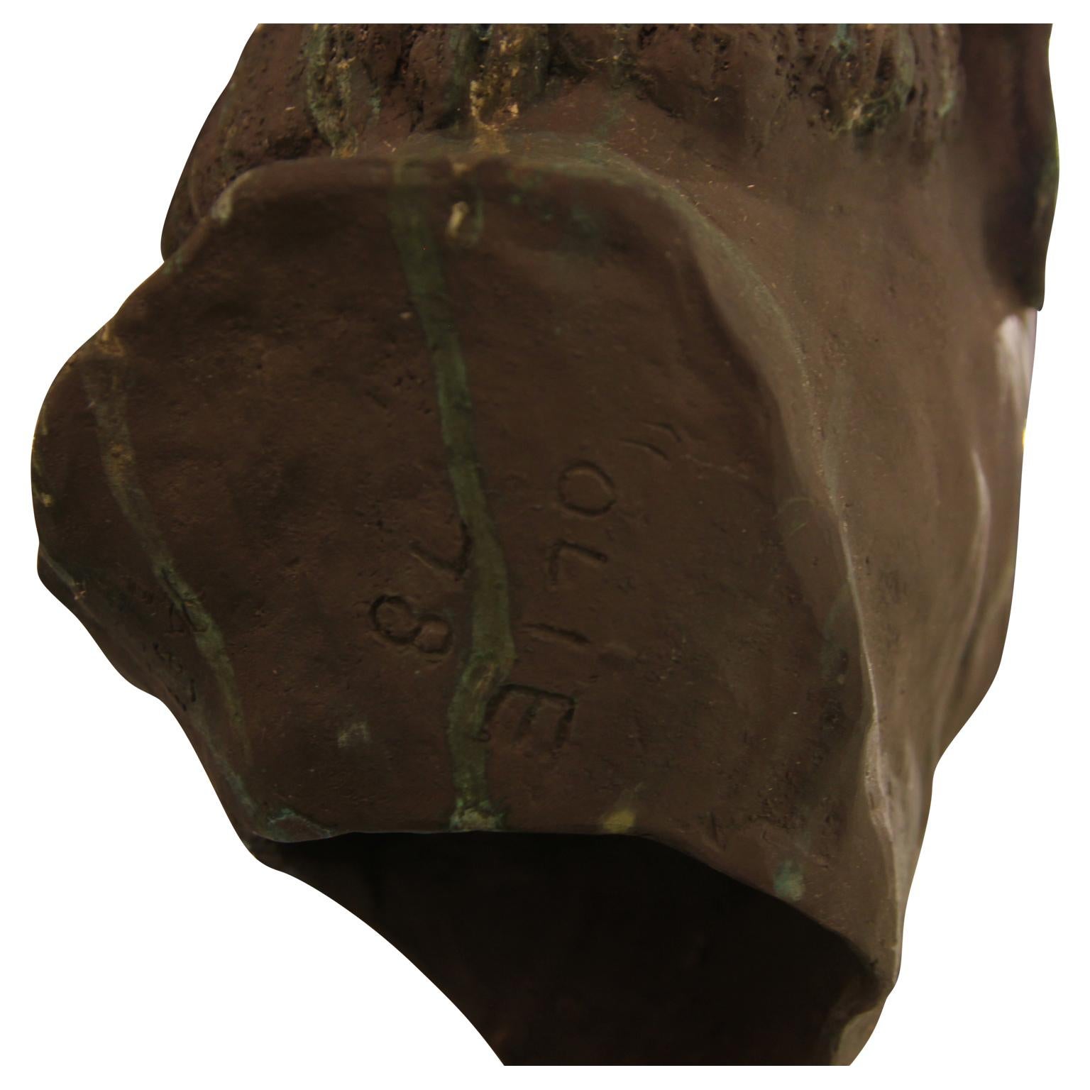 Brons Büste eines Mannes, die auf einem quadratischen Metallsockel steht. Das Werk ist von der Künstlerin gestempelt und datiert. Die Skulptur muss gereinigt werden. 