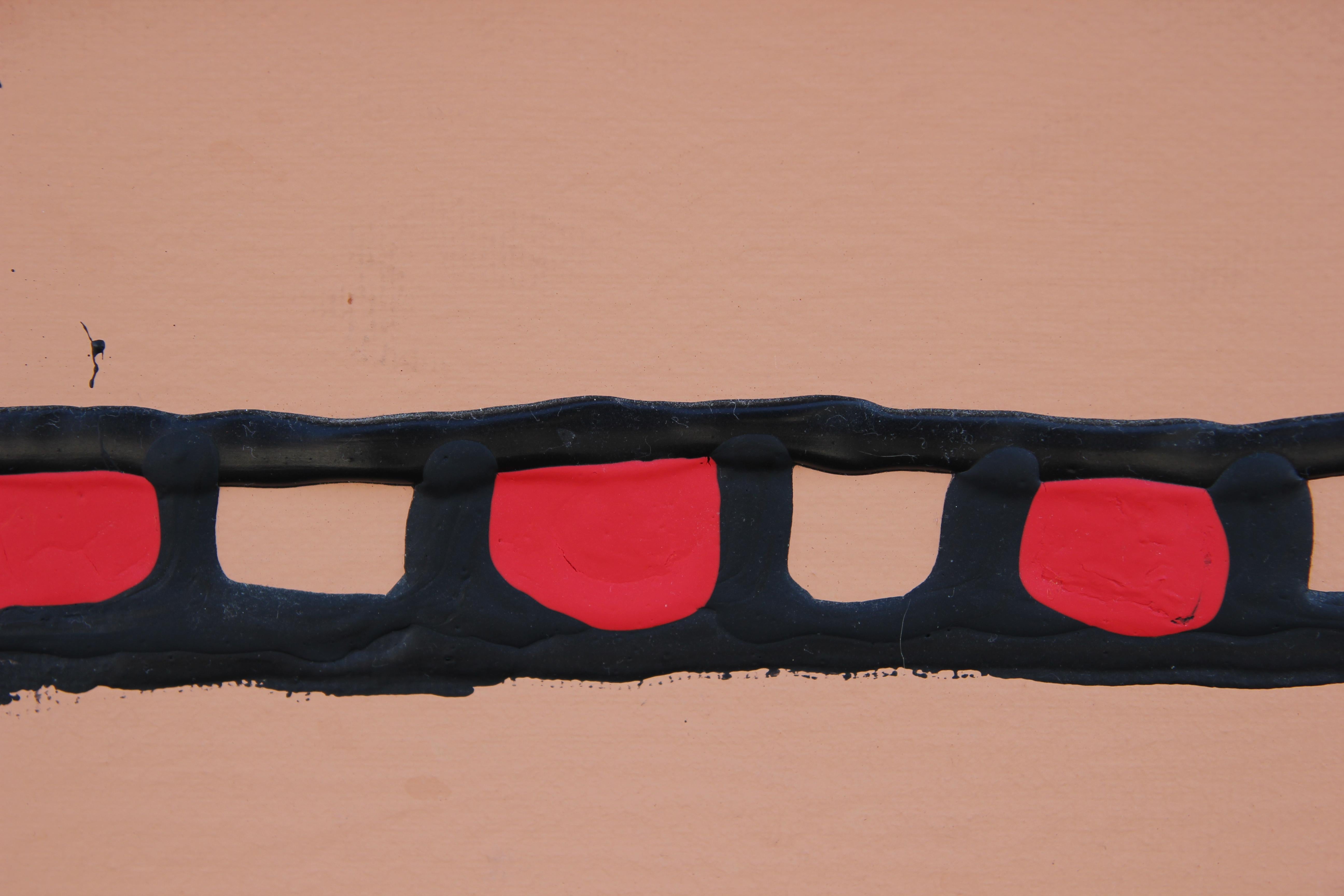 Schwarzes und pfirsichfarbenes abstraktes Gemälde mit einem zertrümmerten Spielzeugauto auf der Oberfläche der Leinwand. Das Werk ist in der unteren Ecke vom Künstler signiert. Die Leinwand ist in einen goldenen Rahmen eingefasst.
Abmessungen ohne