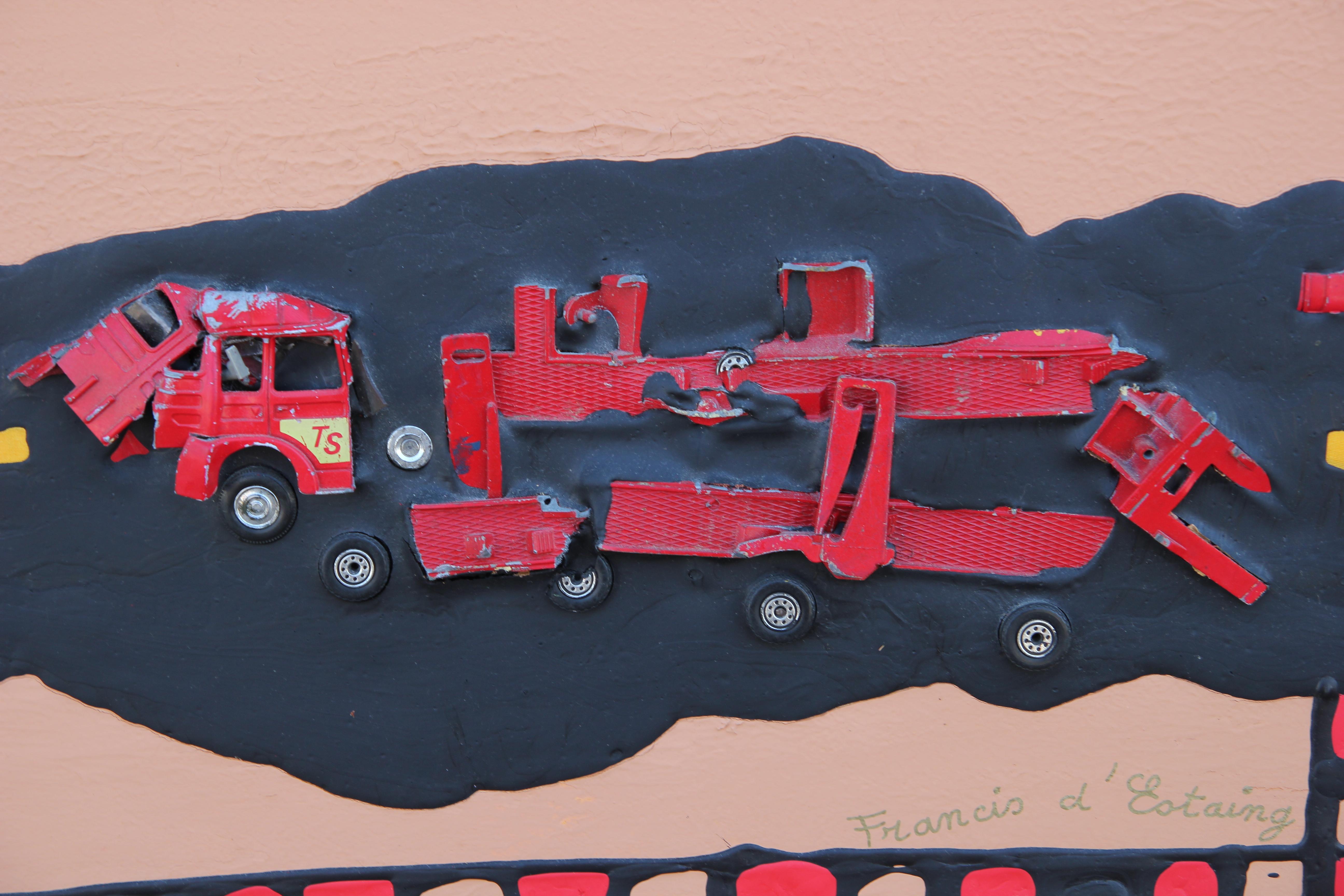 Techniques mixtes abstraites rouges ton sur ton avec voitures à jouets - Moderne Mixed Media Art par Francis d'Estaing