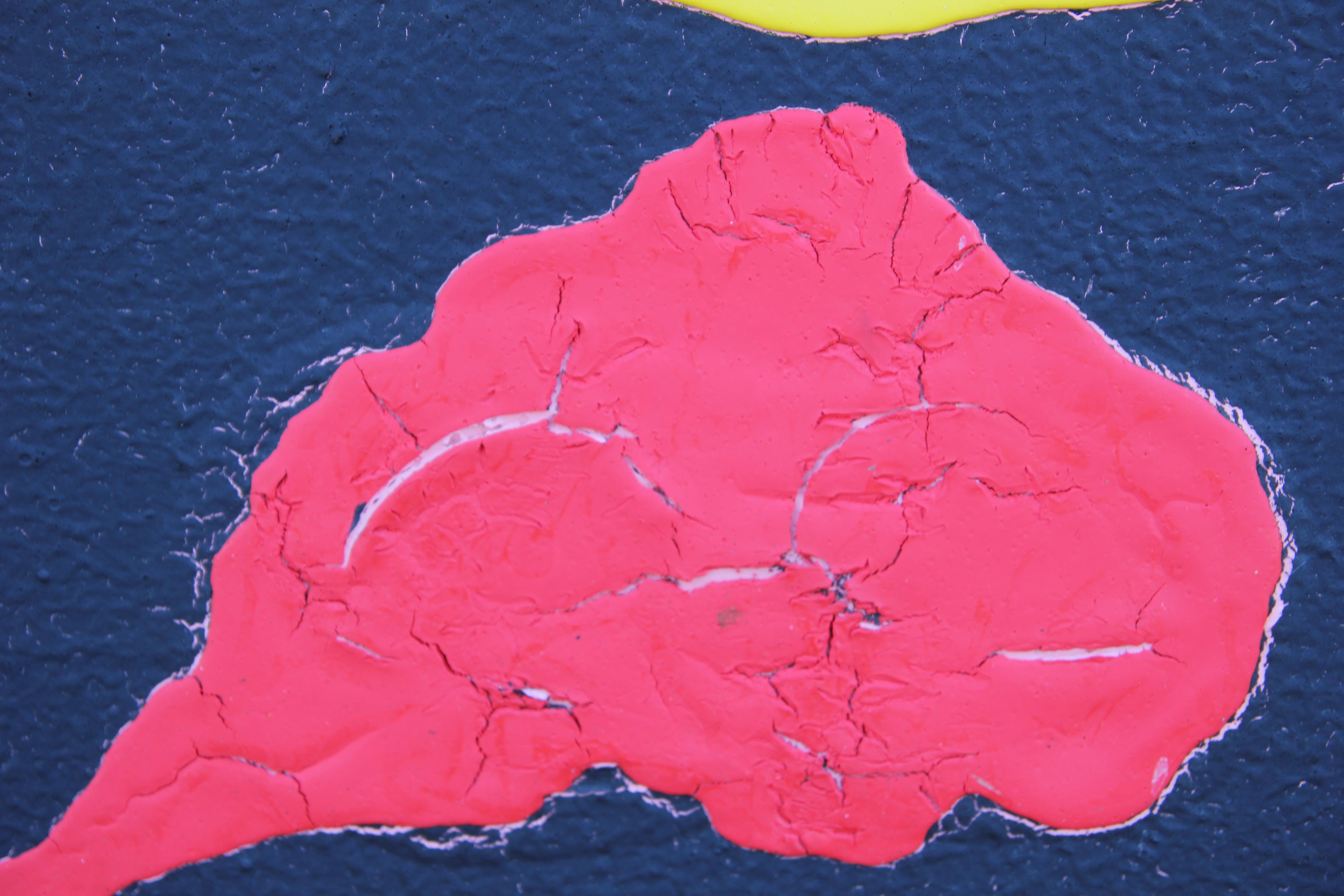 Peinture à tonalités primaires en techniques mixtes avec deux voitures en métal fixées à la surface. L'œuvre est peinte dans des tons jaunes et rouges. Le tableau est signé par l'artiste dans le coin inférieur. La toile est encadrée dans un cadre
